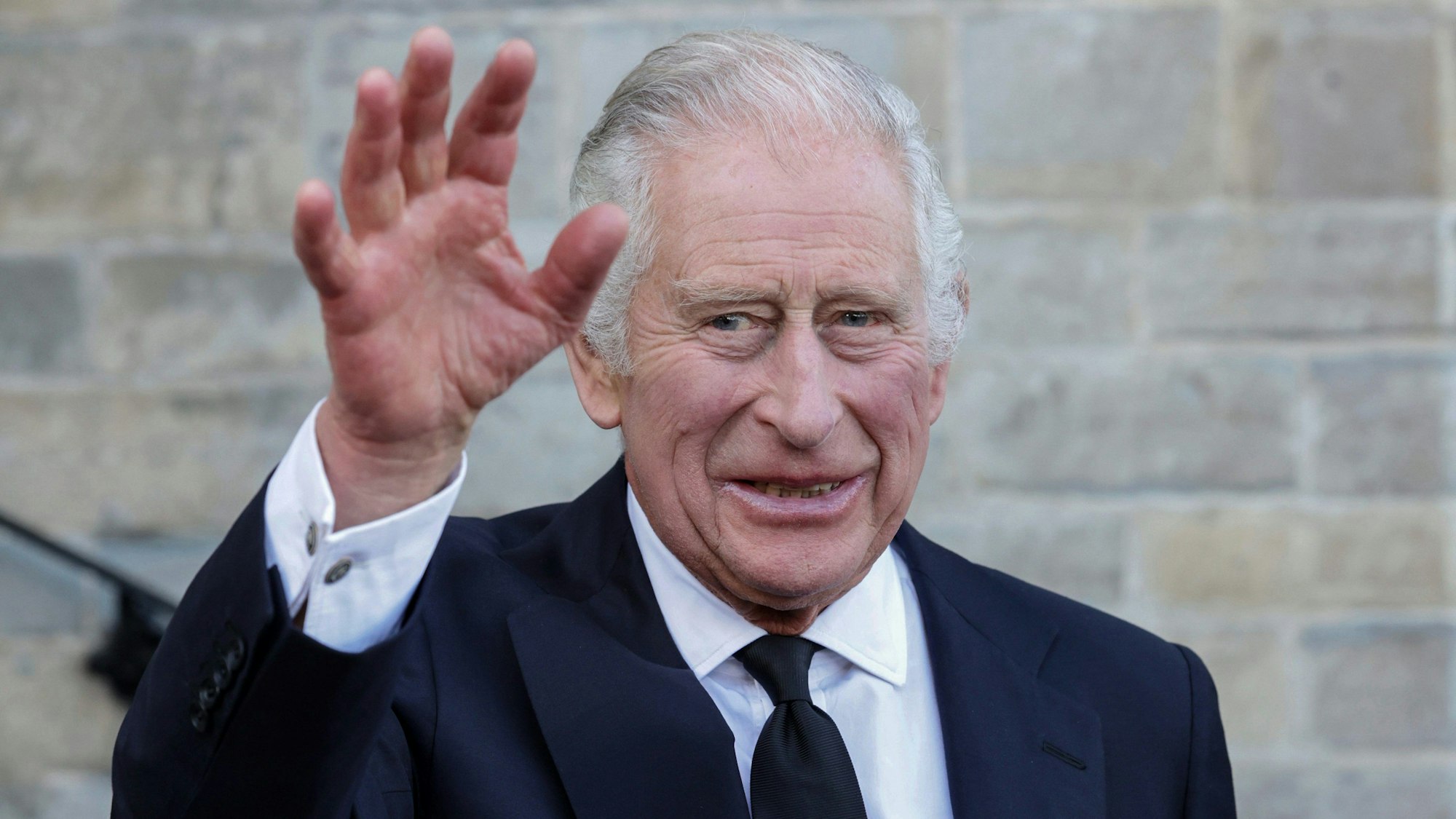 König Charles III. von Großbritannien winkt bei einem Empfang. Die britschen Royals haben in Deutschland viele Fans.
