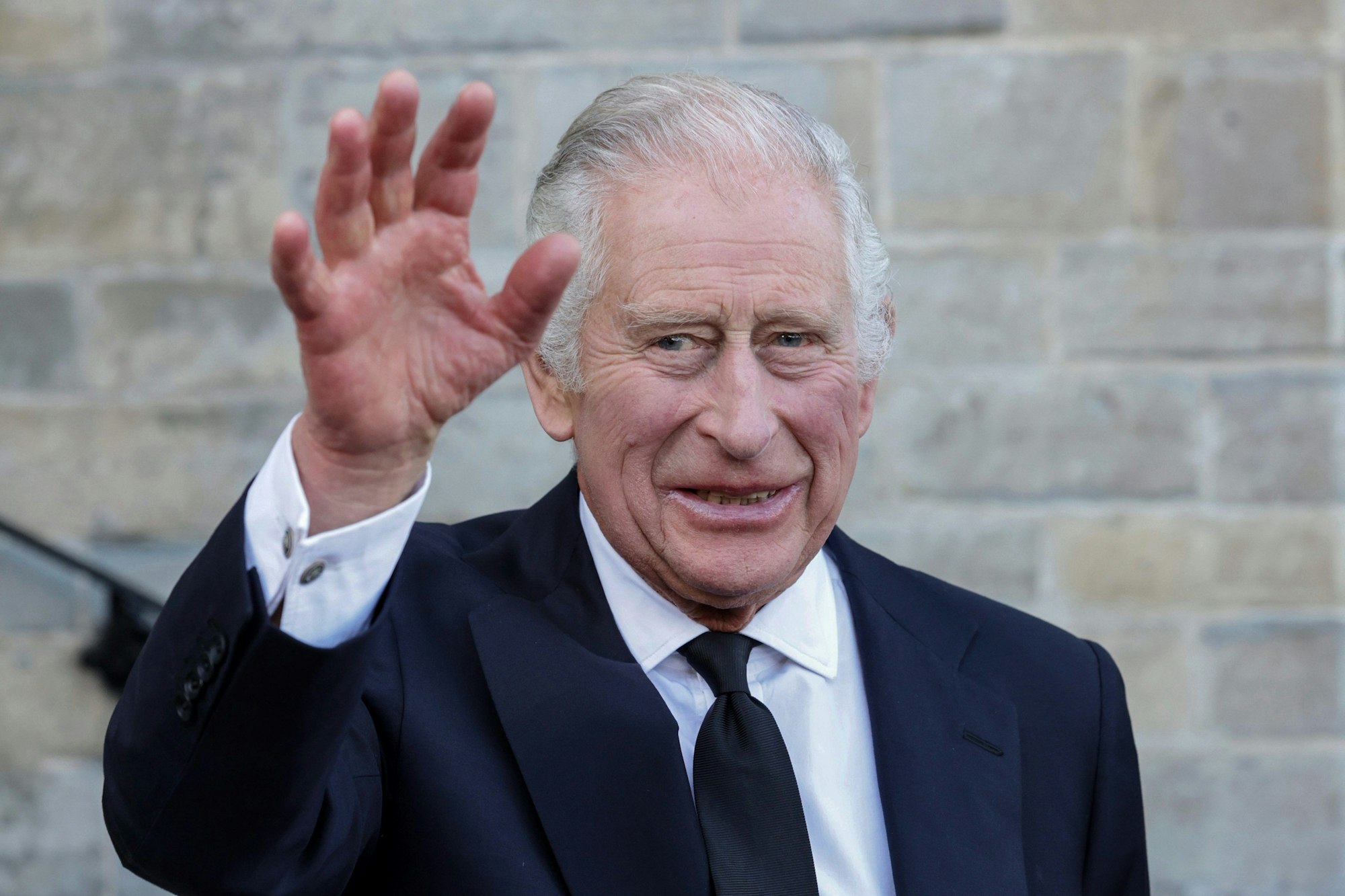 ARCHIV - 16.09.2022, Großbritannien, Cardiff: König Charles III. von Großbritannien winkt bei einem Empfang. Die britschen Royals haben in Deutschland viele Fans. Eine gehört nicht dazu: die britische Autorin Jacinta Nandi in Berlin. Sie findet die Monarchie teuer und unmenschlich. (zu dpa: ««Peinlich für England» - Britische Autorin vor Charles-Besuch genervt») Foto: Chris Jackson/Getty Pool via AP/dpa +++ dpa-Bildfunk +++