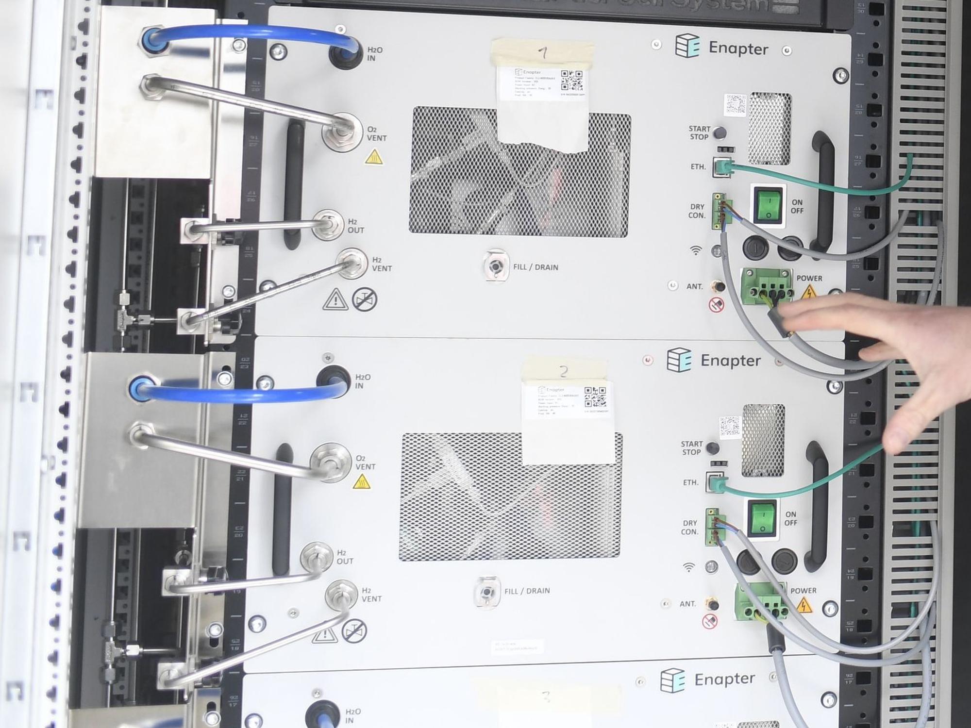 In einem Technikschrank sind Elektrolyseuren zu sehen.