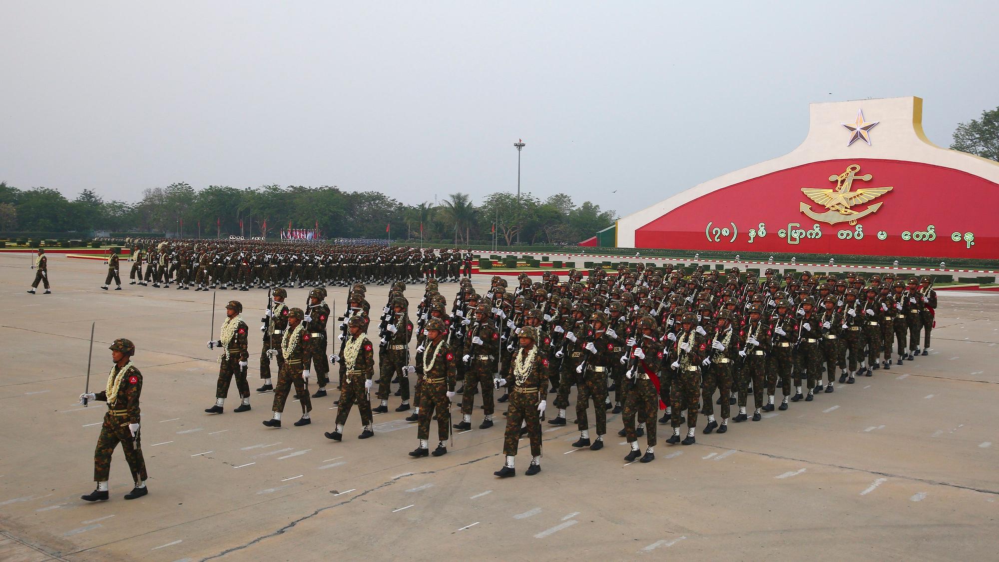 Militäroffiziere marschieren während einer Parade zum 78. Tag der Streitkräfte Myanmars