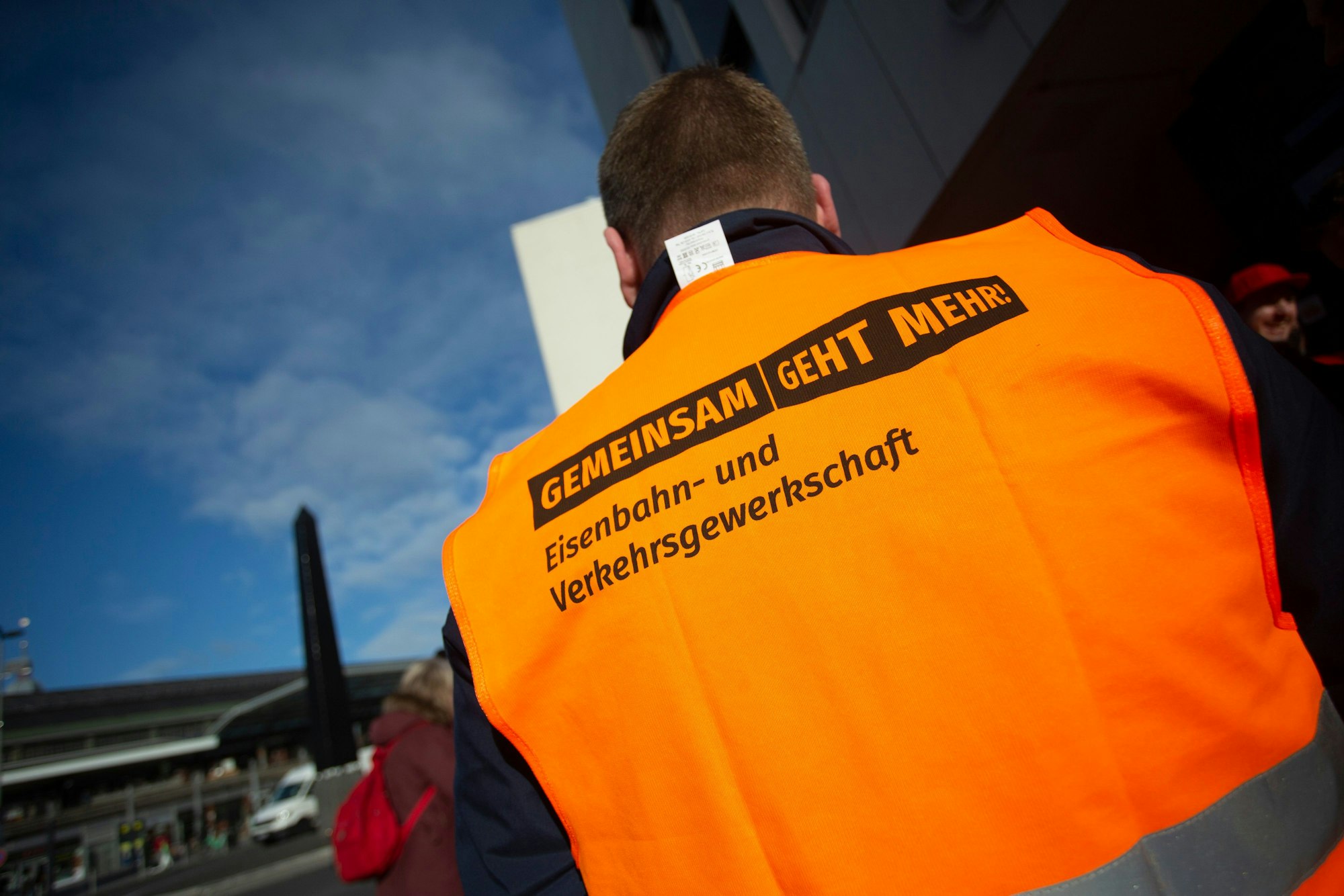 Ein Teilnehmer beim von Verdi ausgerufenen Warnstreik in Köln