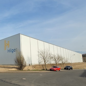 Blick auf die Halle der Firma Hilger Holz.