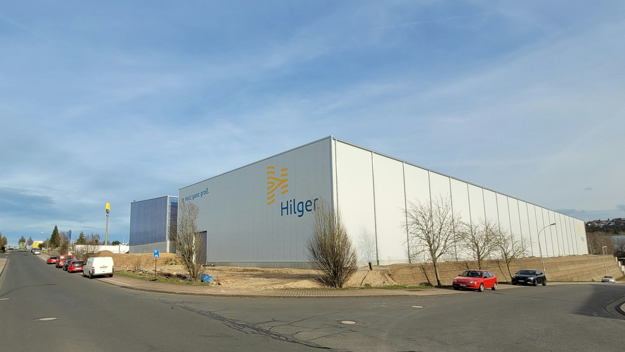 Blick auf die Halle der Firma Hilger Holz.