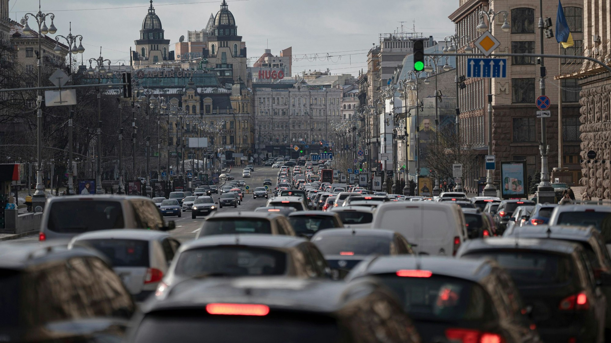 Dichter Verkehr drängt sich in der Chreschtschatyk-Straße in Kiew.