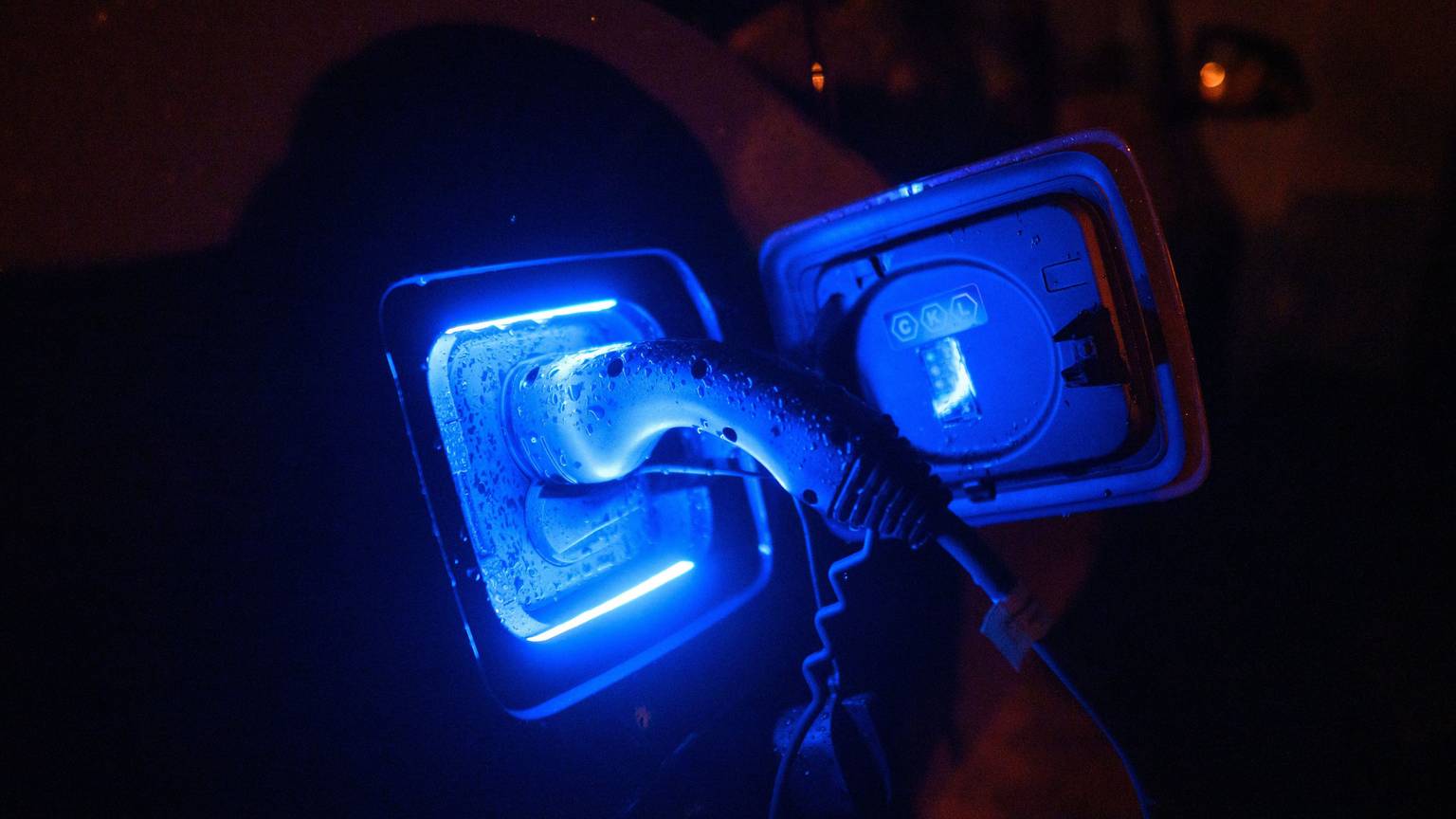 Ein Stecker steckt in einem Auto.