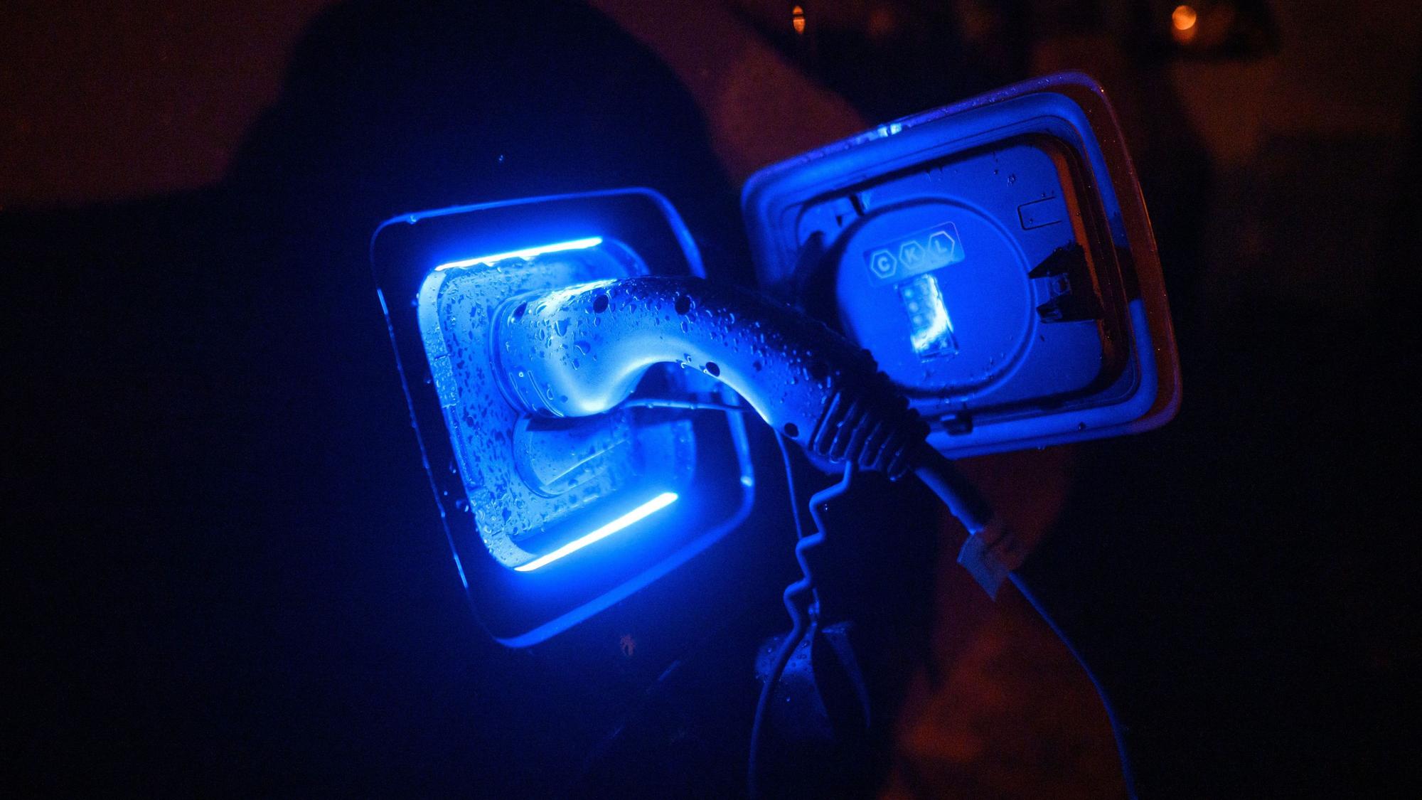 Ein Stecker steckt in einem Auto.