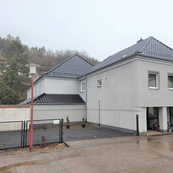 Blick auf die graue Fassade des alten Kinos.