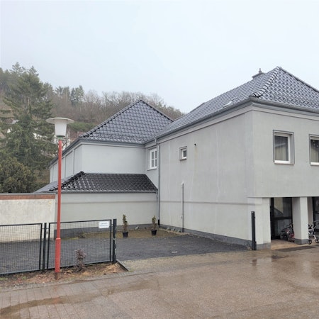 Blick auf die graue Fassade des alten Kinos.