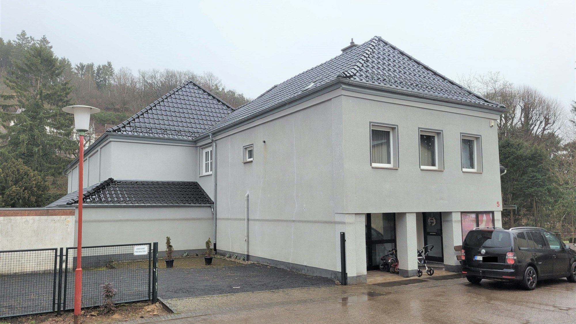 Blick auf die graue Fassade des alten Kinos.