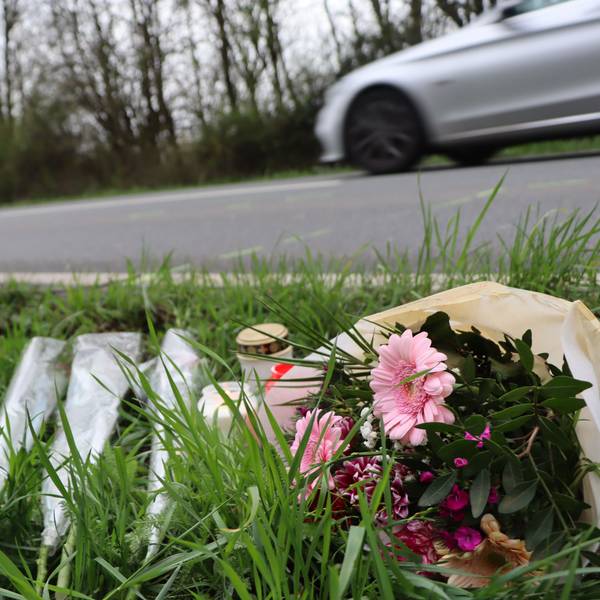 Das Bild zeigt einen Blumenstrauß am Straßenrand der Rodenkirchener Straße in Wesseling. Dort wurde im März ein 20-Jähriger überfahren.