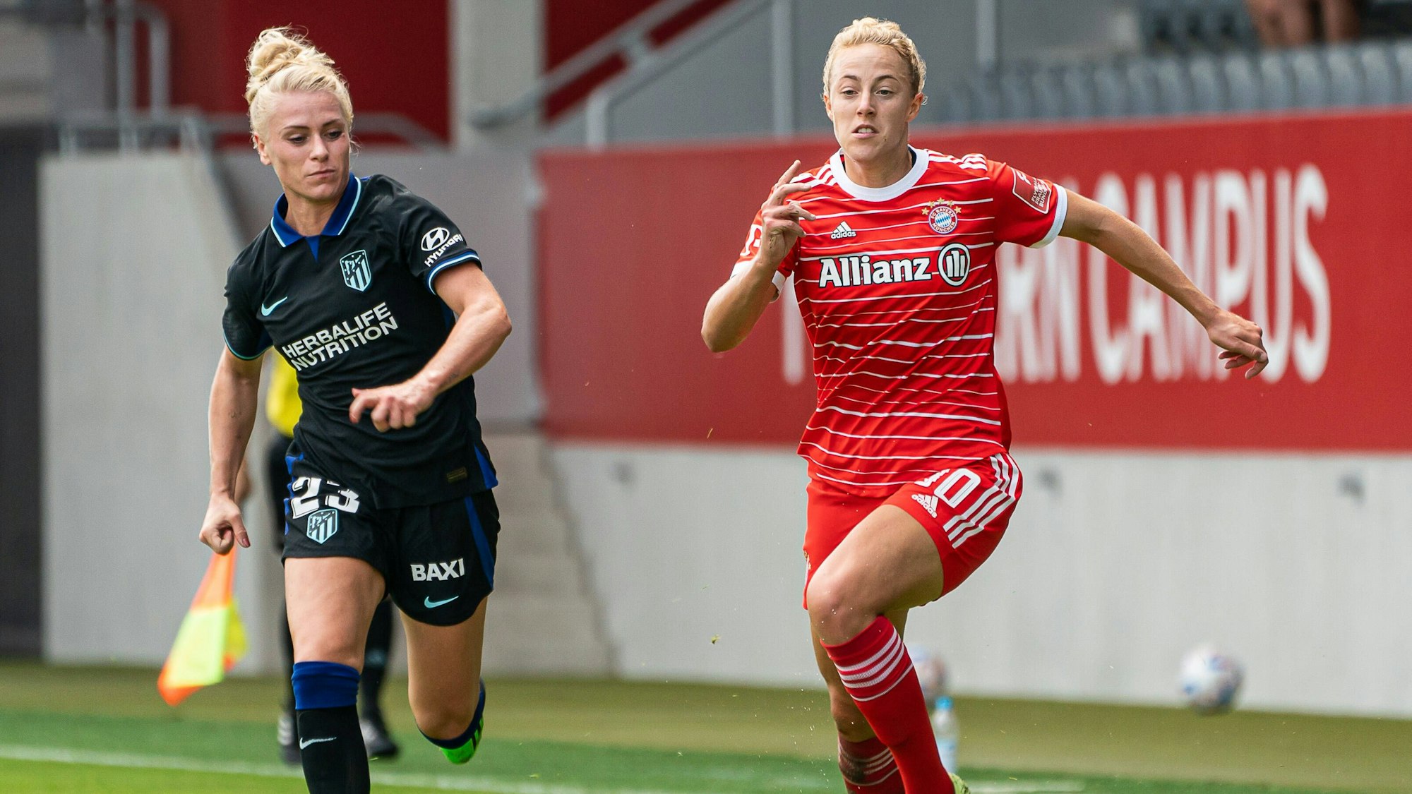 Fußballerin Merle Barth (Atlético Madrid) in einer Spielsituation gegen eine Spielerin des FC Bayern München.