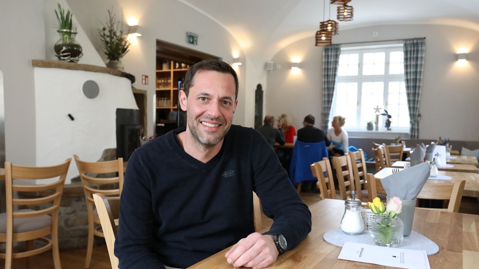 Pächter Robert Rossa sitzt in der Gaststube des Restaurants Milchhäuschen in Königswinter