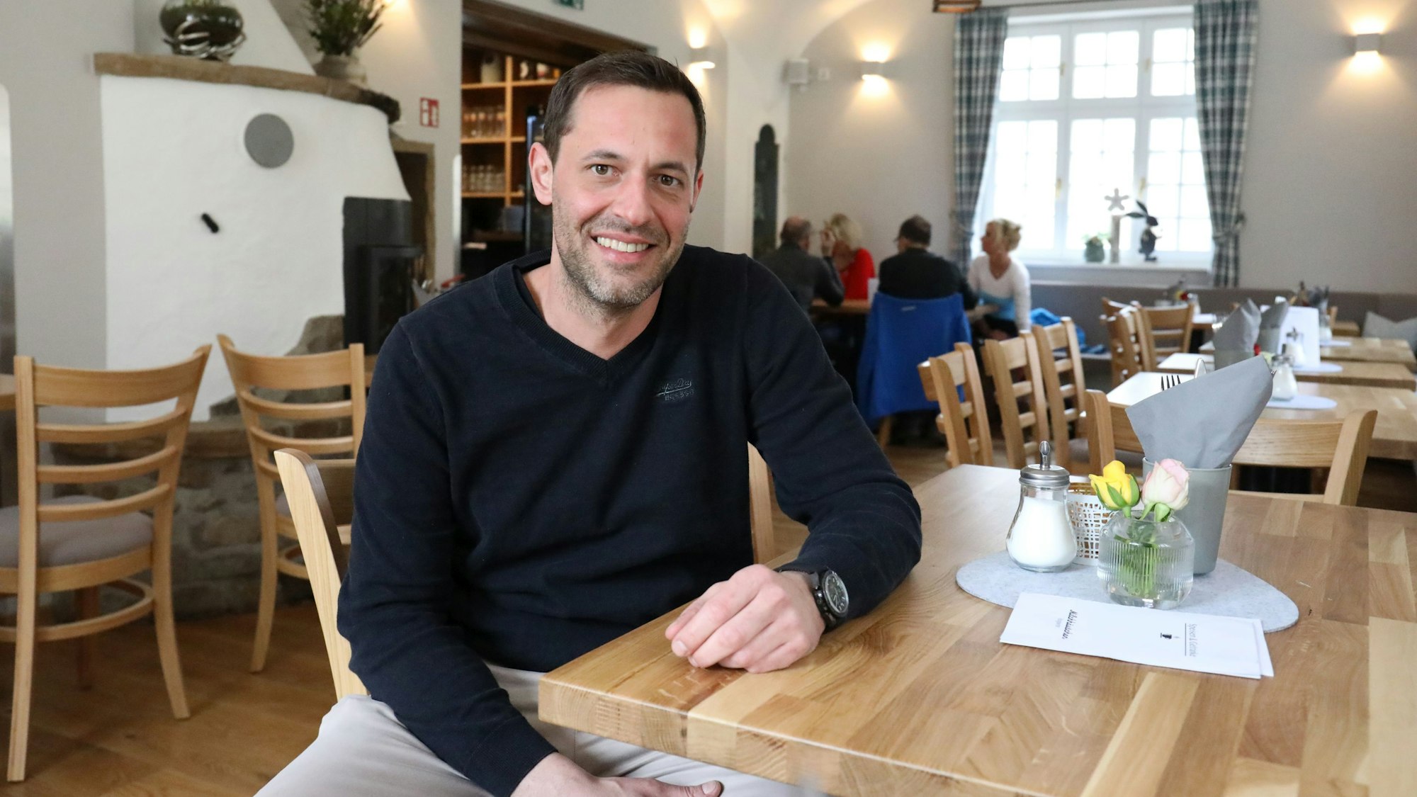 Pächter Robert Rossa sitzt in der Gaststube des Restaurants Milchhäuschen in Königswinter