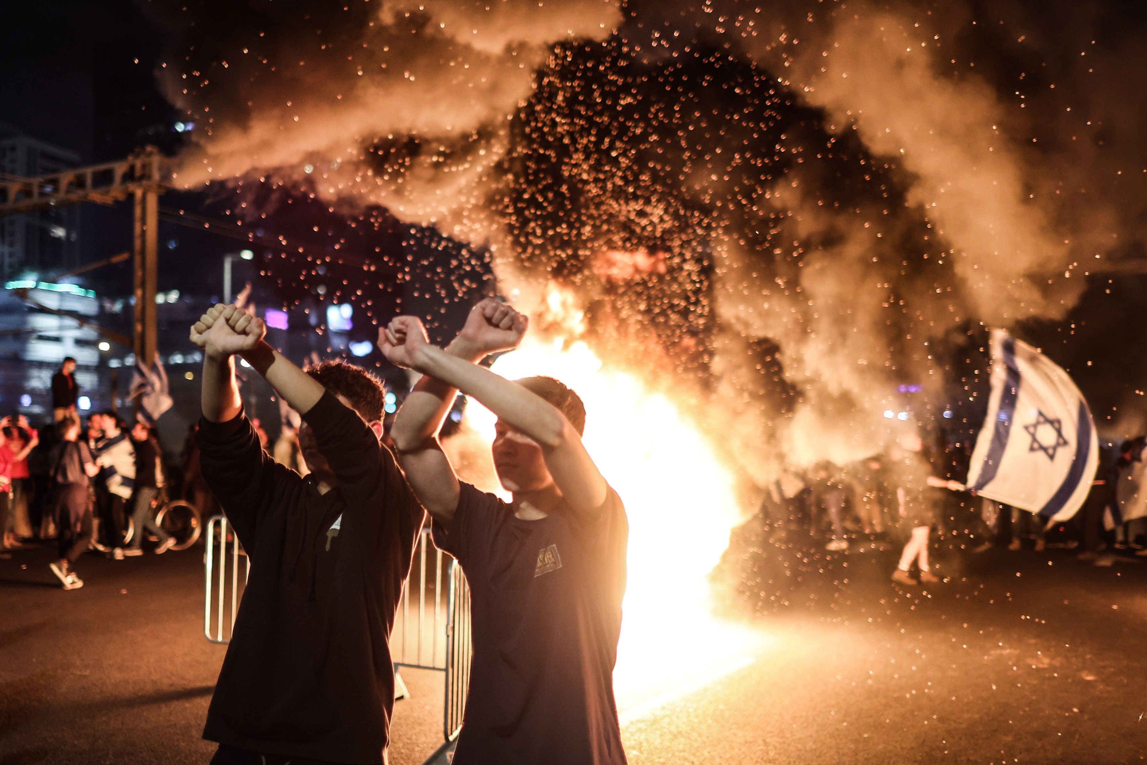 Israelis protestierengegen gegen die Entlassung des israelischen Verteidigungsministers Galant und die Pläne der Regierung, das Justizsystem zu reformieren.