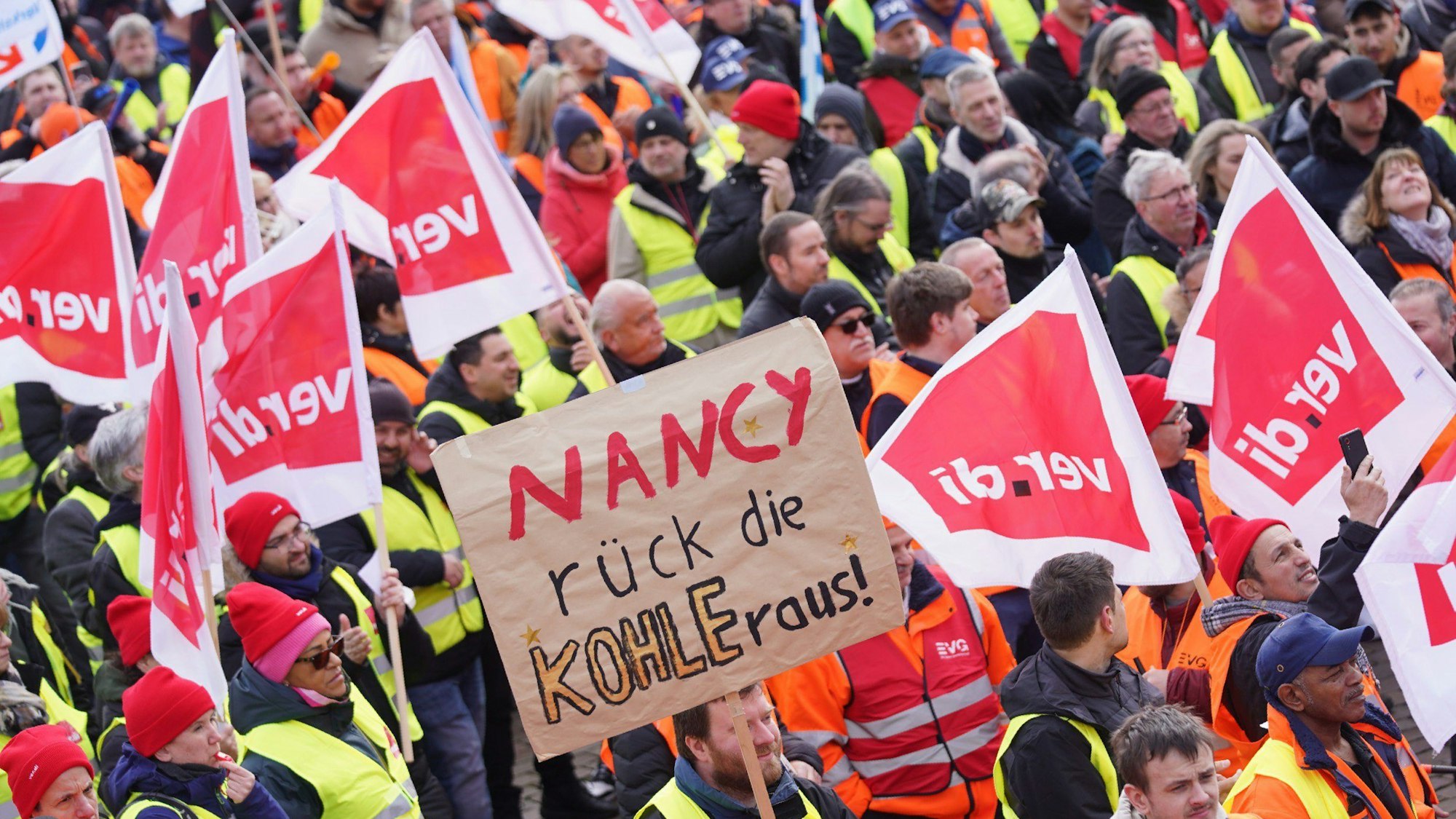 Streikende stehen während einer Kundgebung vor dem alten Elbtunnel im Hafen. Mit einem großangelegten bundesweiten Warnstreik haben die Gewerkschaften EVG und Verdi am Montag weite Teile des öffentlichen Verkehrs lahmgelegt.