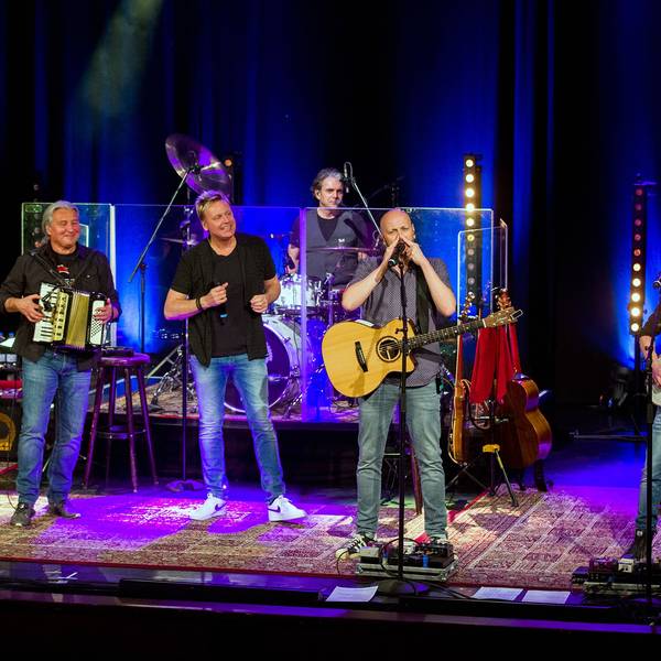 Erstes Bläck Fööss-Konzert in neuer Besetzung in der Volksbühne. Debüt von Schlagerzeuger Alex Vesper. Hanz Thodam, Andreas Wegener, Mirko Bäumer, Alex Vesper, Pit Hupperten, Christoph Granderath (v.l.n.r.)