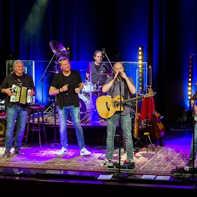 Erstes Bläck Fööss-Konzert in neuer Besetzung in der Volksbühne. Debüt von Schlagerzeuger Alex Vesper. Hanz Thodam, Andreas Wegener, Mirko Bäumer, Alex Vesper, Pit Hupperten, Christoph Granderath (v.l.n.r.)