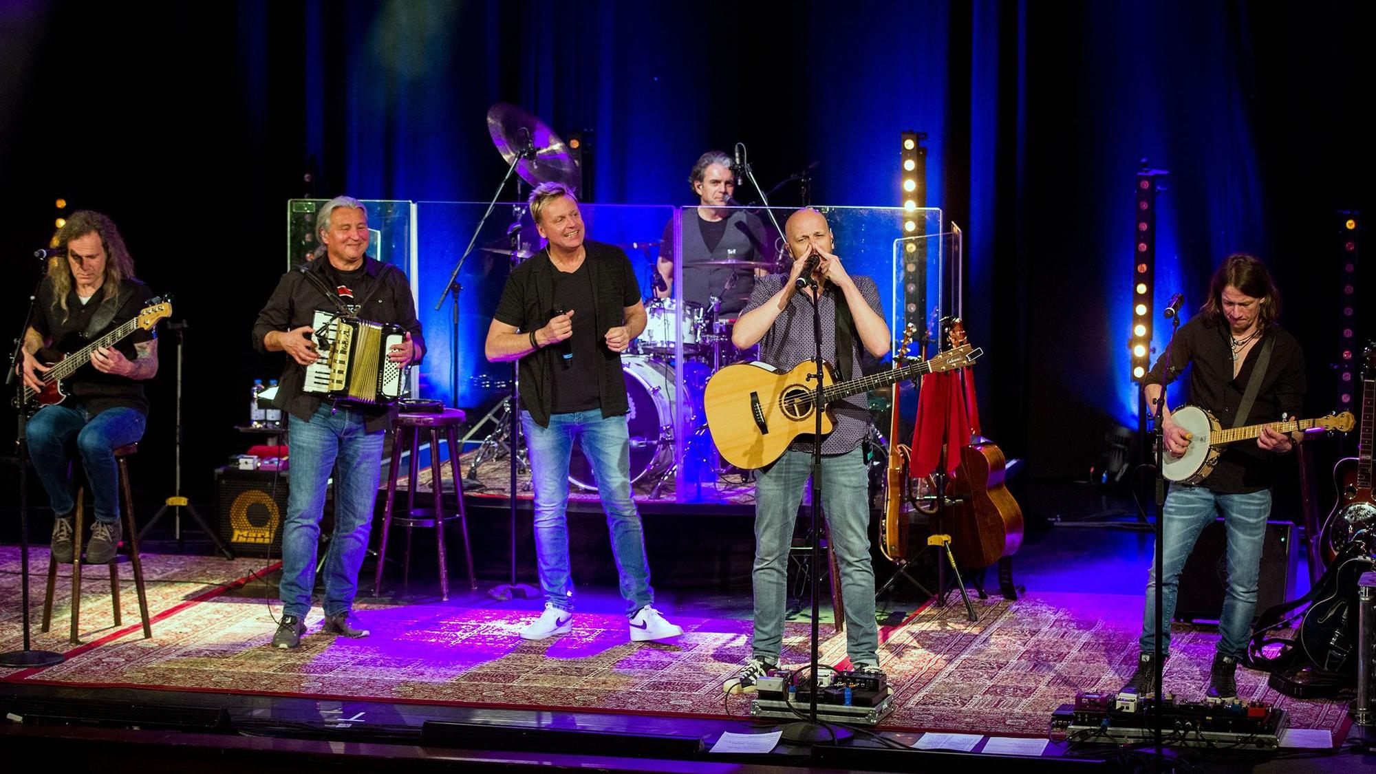 Erstes Bläck Fööss-Konzert in neuer Besetzung in der Volksbühne. Debüt von Schlagerzeuger Alex Vesper. Hanz Thodam, Andreas Wegener, Mirko Bäumer, Alex Vesper, Pit Hupperten, Christoph Granderath (v.l.n.r.)