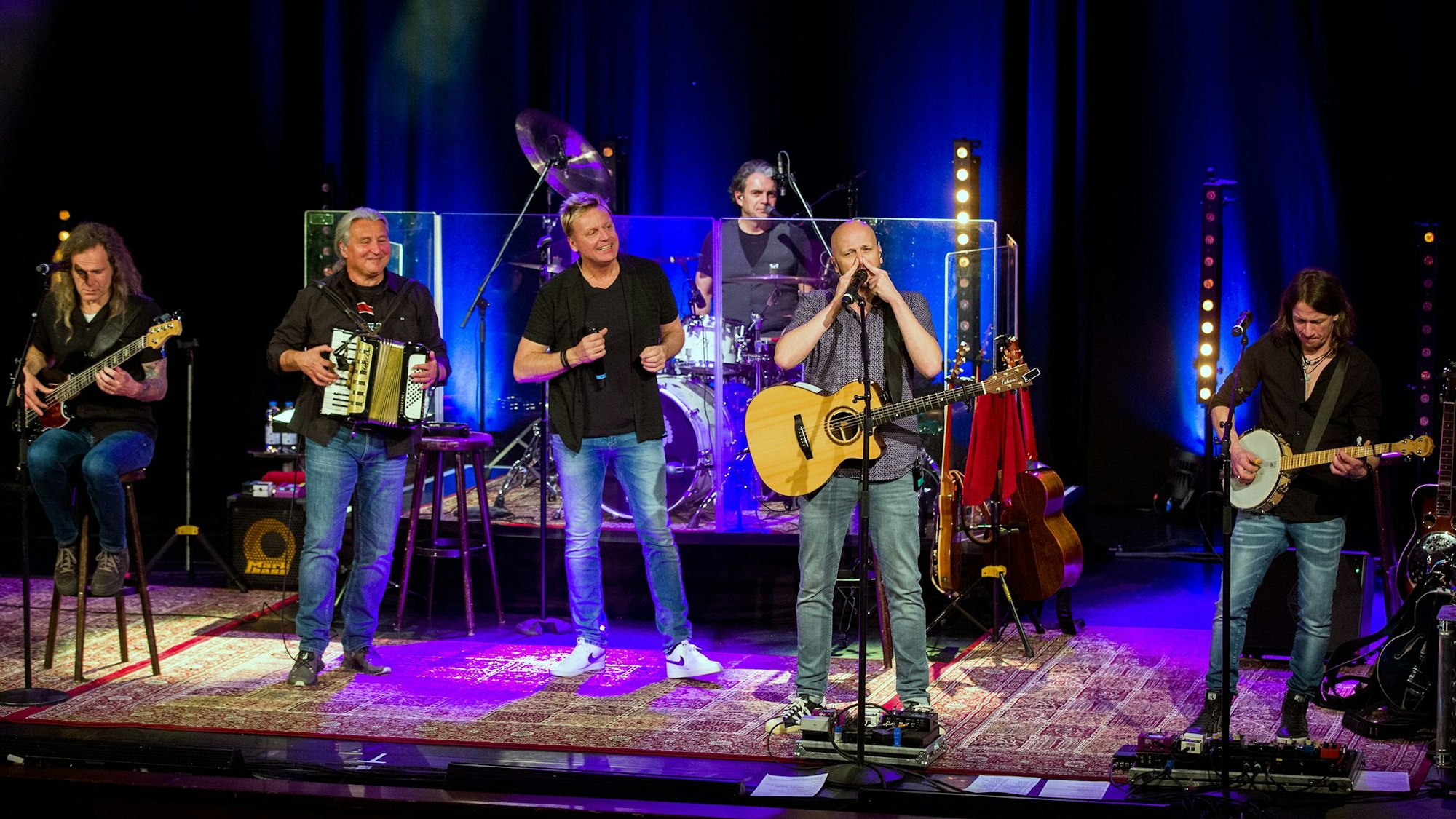 Erstes Bläck Fööss-Konzert in neuer Besetzung in der Volksbühne. Debüt von Schlagerzeuger Alex Vesper. Hanz Thodam, Andreas Wegener, Mirko Bäumer, Alex Vesper, Pit Hupperten, Christoph Granderath (v.l.n.r.)