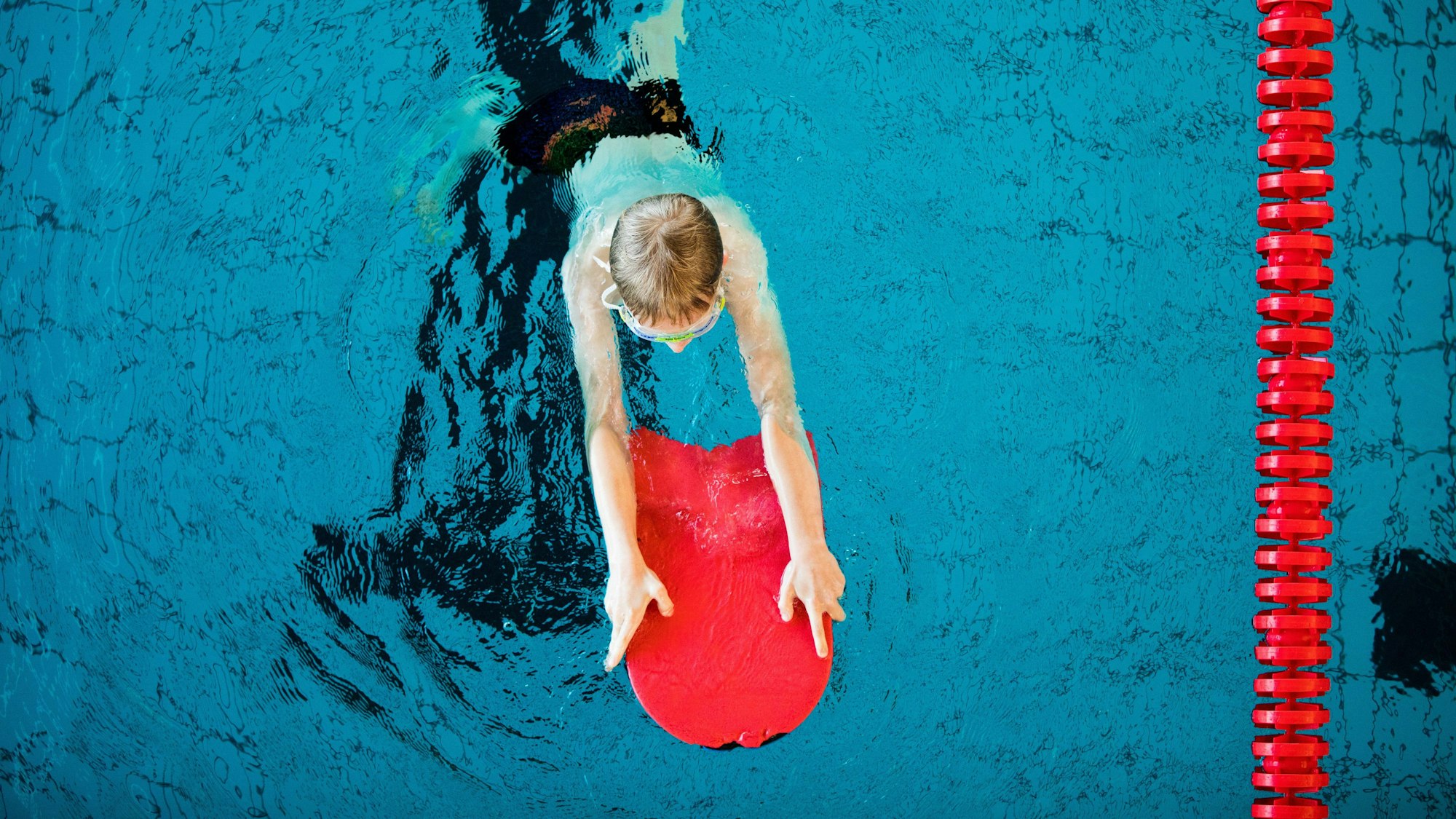 Ein Junge nimmt an einem Schwimmkurs für Kinder teil.