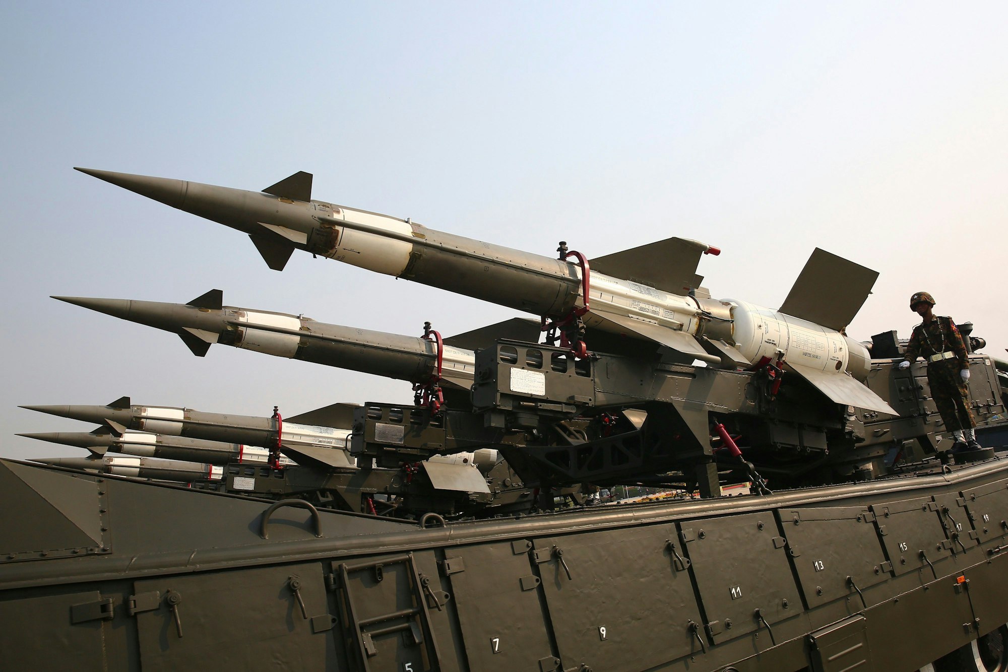 Ein Militäroffizier steht auf einem mit Raketen beladenen Lastwagen während einer Parade zum 78. Tag der Streitkräfte Myanmars.