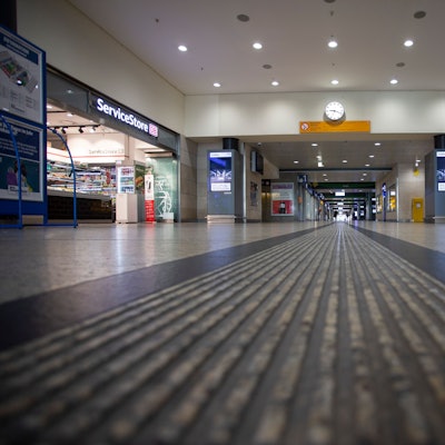 Menschenleer ist der Kölner Hauptbahnhof am Tag des Streiks am Montag.