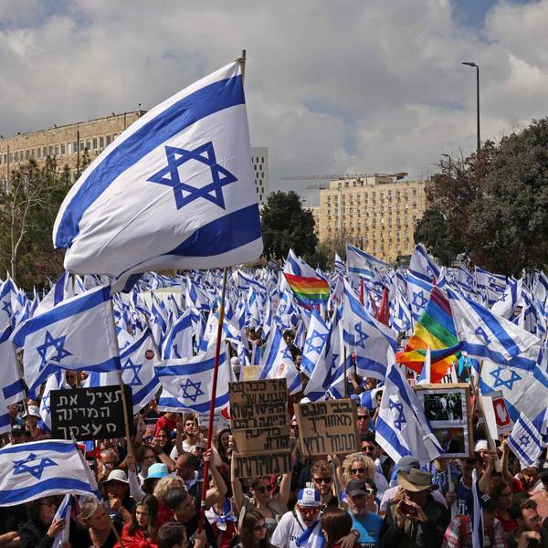 Menschen protestieren mit Flaggen vor dem israelischen Parlament in Jerusalem.