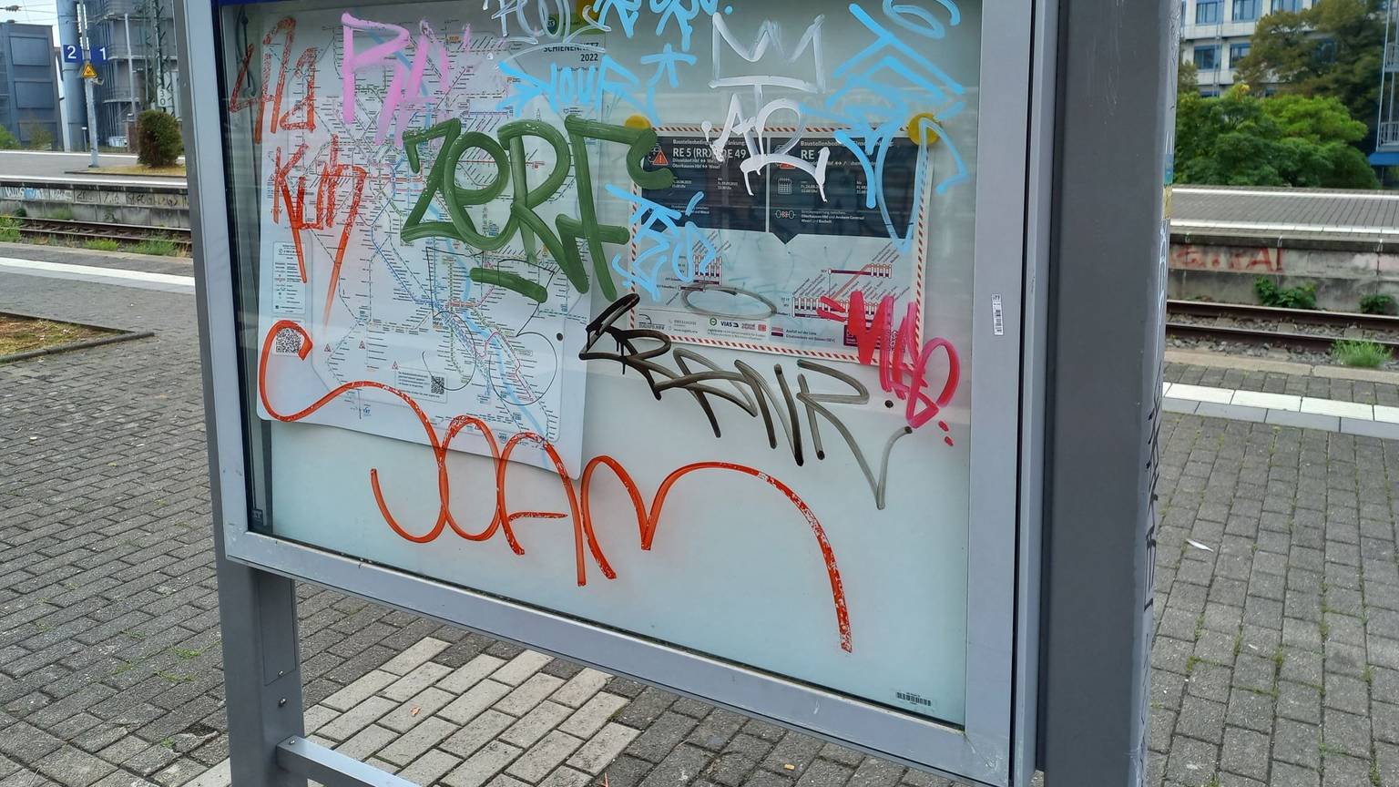 Mangelhaft: eine beschädigte Vitrine an der Station Köln Süd