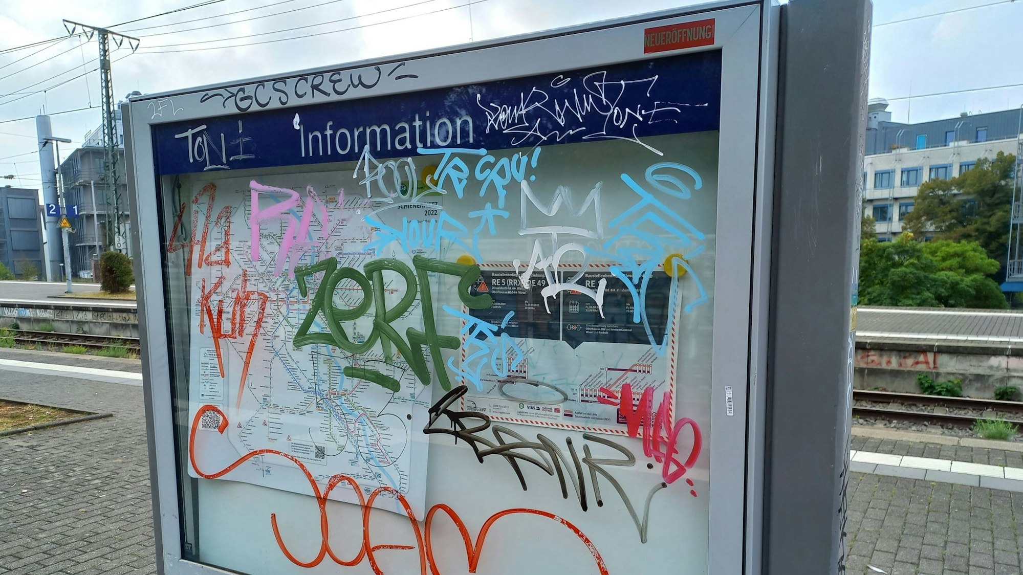 Mangelhaft: eine beschädigte Vitrine an der Station Köln Süd