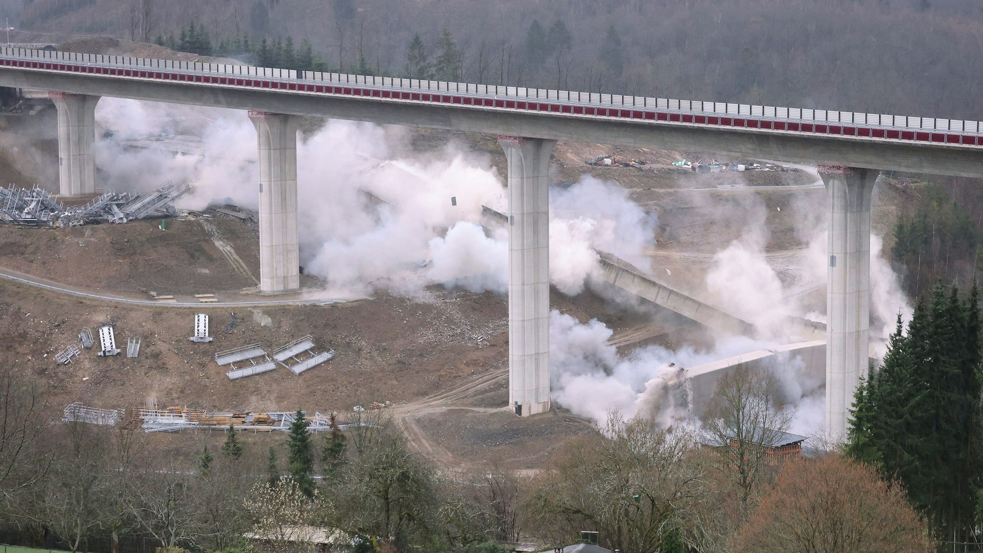 Die Brückenpfeiler der südlichen Bürcke der A45-Talbrücke Eisern bei Siegen wurden am Sonntag gesprengt.