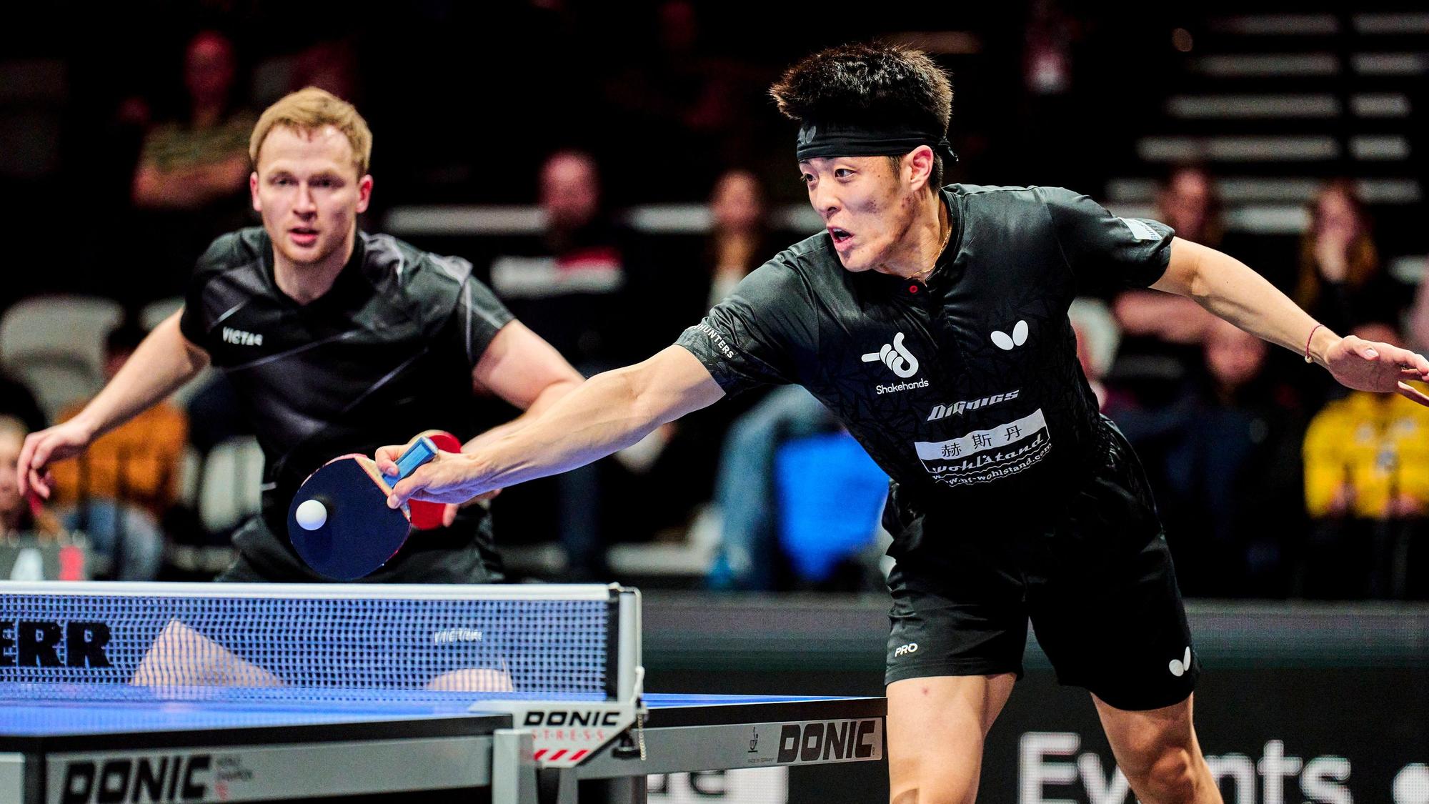 Tischtennisspieler Benedikt Duda und Dang Qiu bei einem Spiel im Doppel.