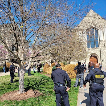 Nashville: Dieses vom Metro Nashville Police Department zur Verfügung gestellte Foto zeigt Polizisten am Tatort in der Covenant Schule.