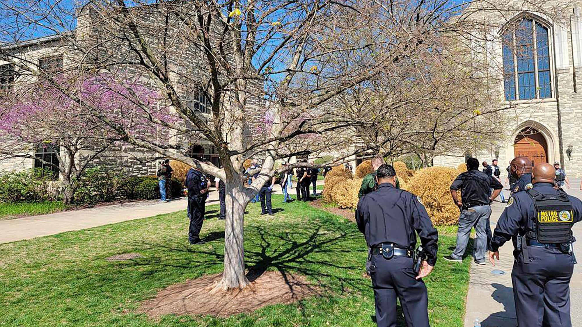Nashville: Dieses vom Metro Nashville Police Department zur Verfügung gestellte Foto zeigt Polizisten am Tatort in der Covenant Schule.