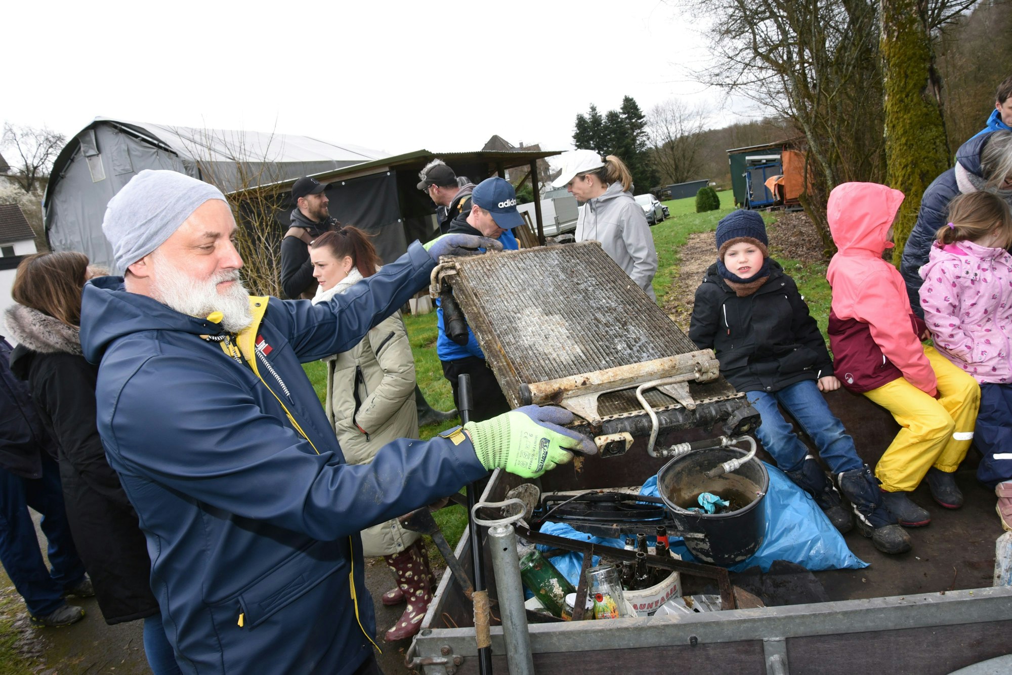Alle Hände voll zu tun hatten die Dreisbacher Helfer. Der Dorfverein beteiligte sich am Wiehler Aktionstag.