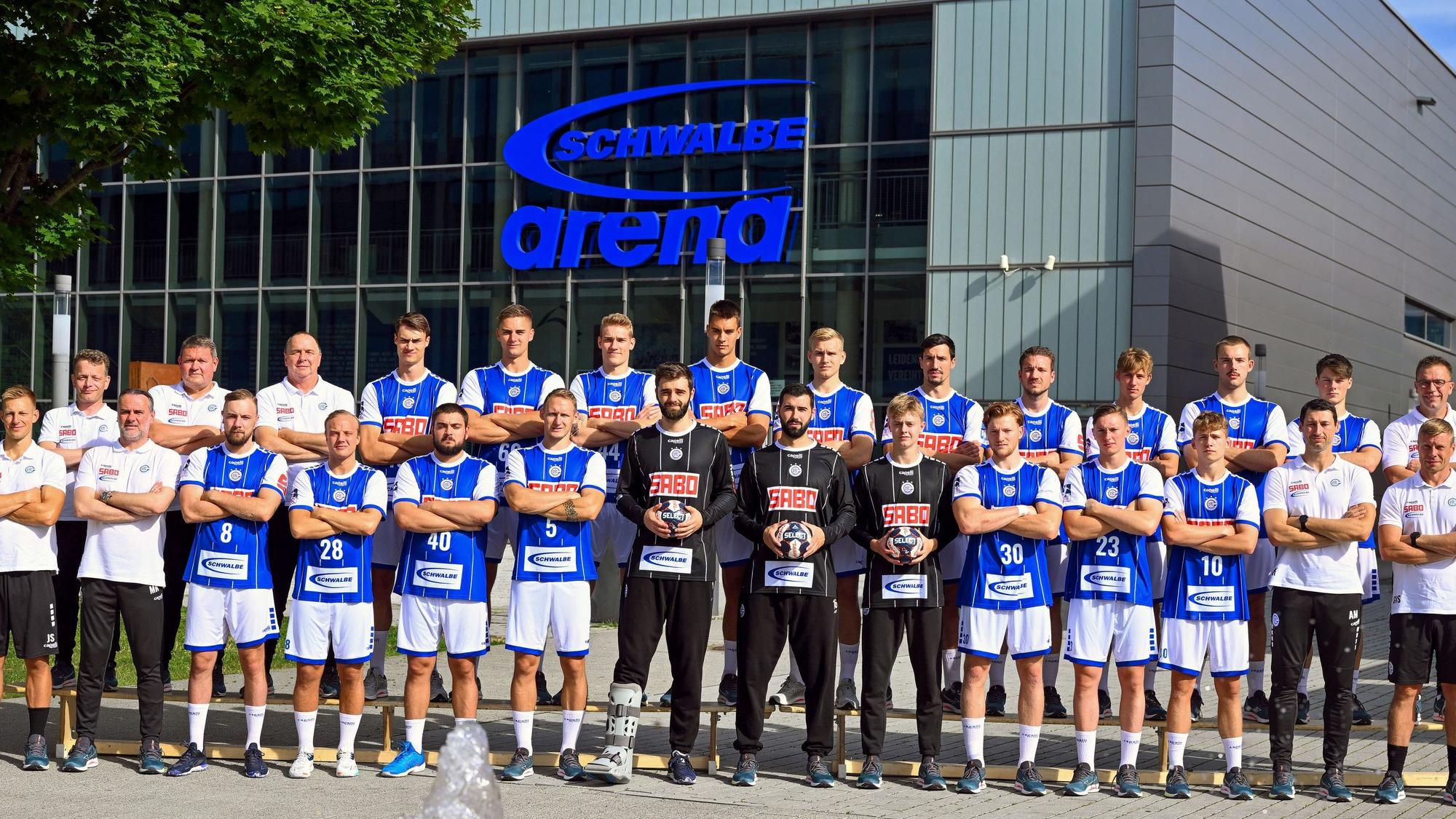 Teamfoto des VfL Gummersbach
vor der Gummersbacher Schwalbe-Arena.