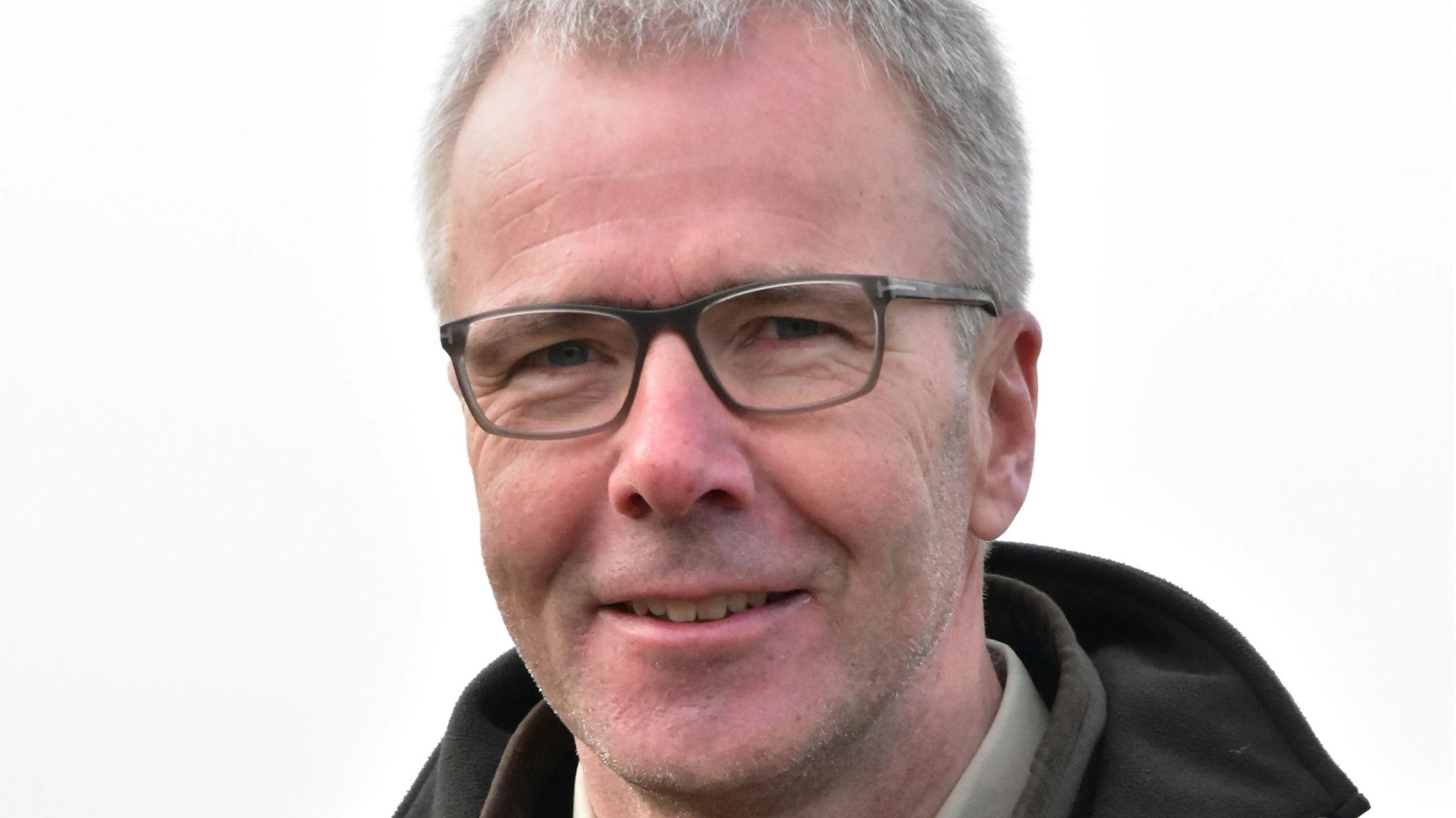 Stephan Schütte lächelt in die Kamera.