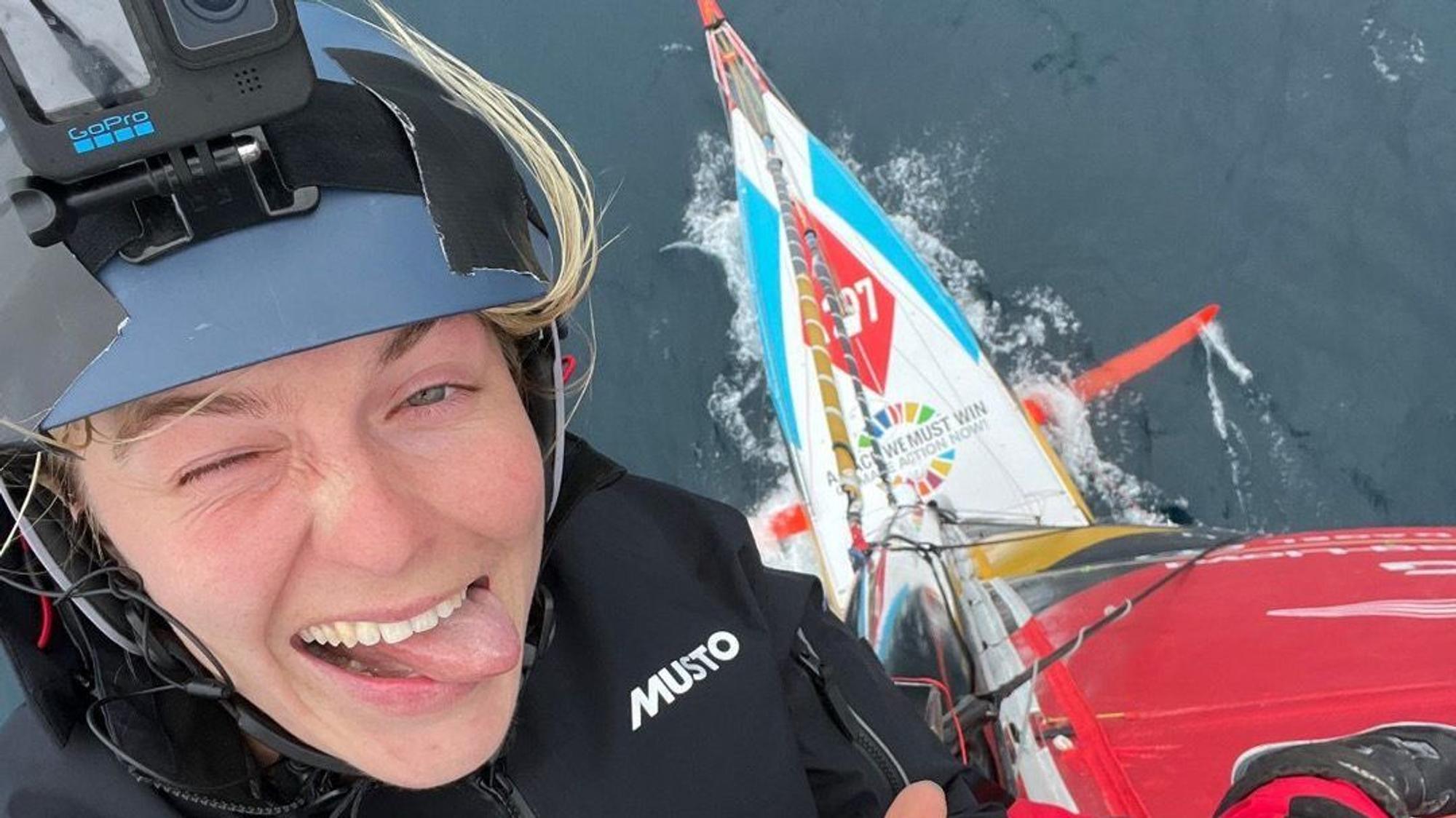 HANDOUT - 03.03.2023, ---: Segeln, The Ocean Race, dritte Etappe, Kapstadt - Itajaí: Crew-Mitglied Rosalin Kuiper inspiziert den reparierten Riss im Masten der der «Malizia - Seaexplorer» und fotografiert sich dabei selbst.