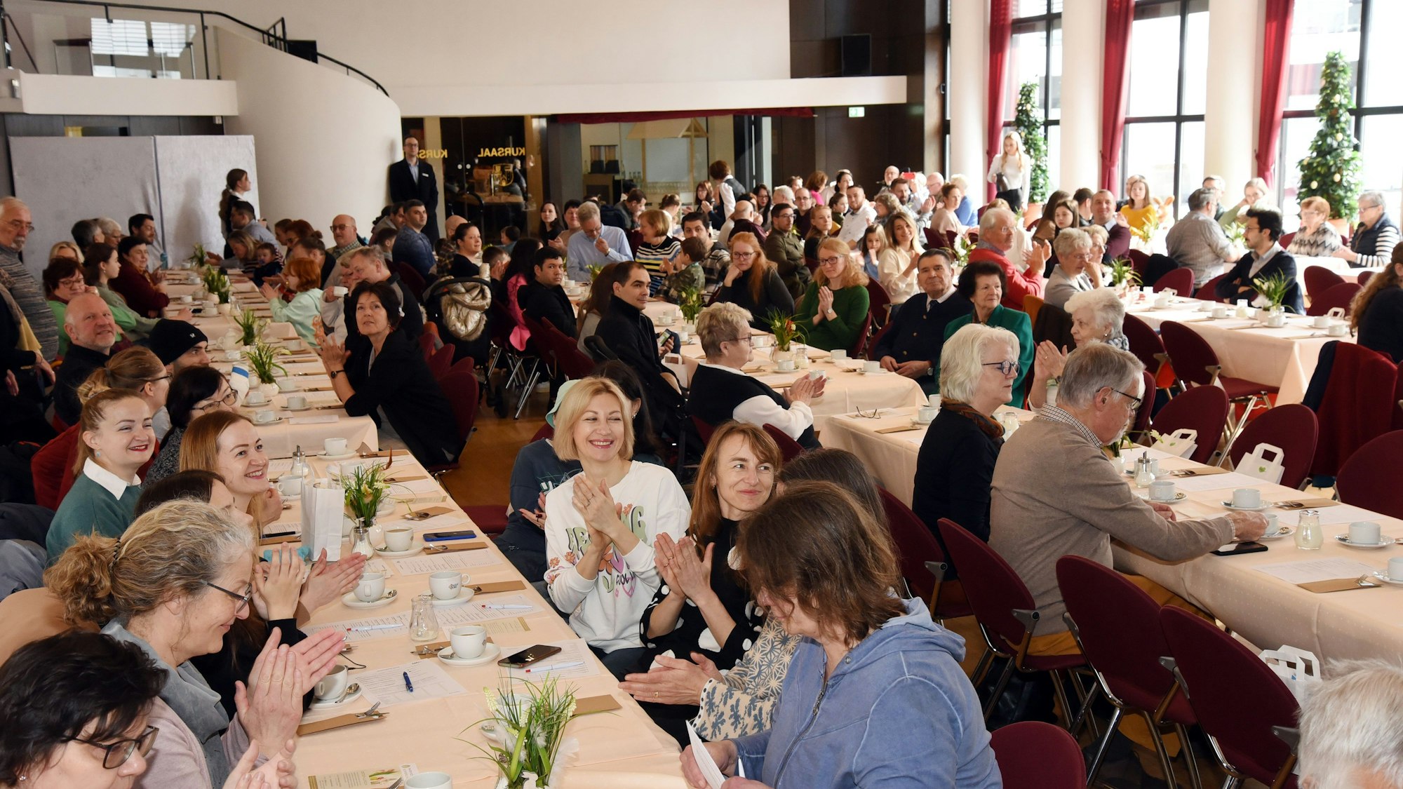 Die Neu-Nümbrechter sitzen an länglichen Tischen in einem Veranstaltungssaal des Park-Hotels.