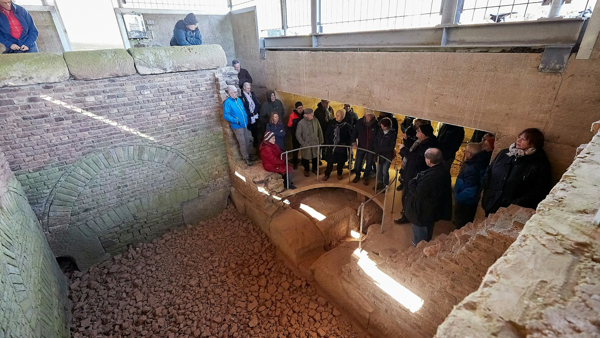 Rund 30 Besucherinnen und Besucher sammelten sich um Prof. Dr. Klaus Grewe in der Brunnenstube „Klausbrunnen“.