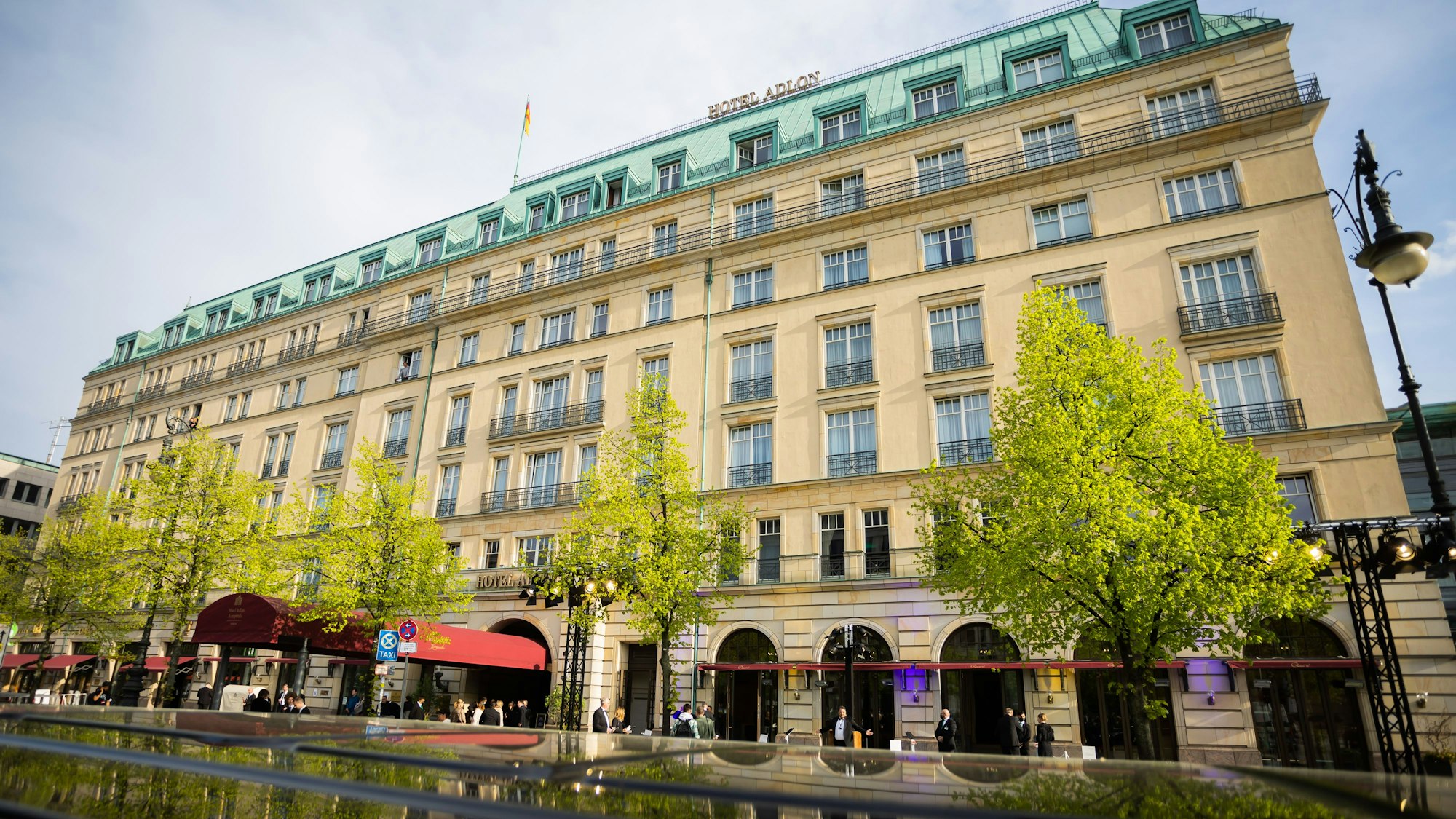 Das Hotel Adlon, dort findet der 69. Bundespresseball statt. Unter dem Motto «Ein Ball für die Solidarität mit der Ukraine. Für die Pressefreiheit» findet der Ball erstmals seit Beginn der Corona-Pandemie wieder statt. +++ dpa-Bildfunk +++