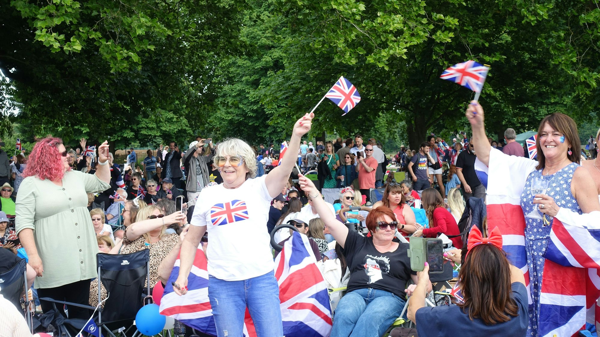 Briten schwenken Fahnen.