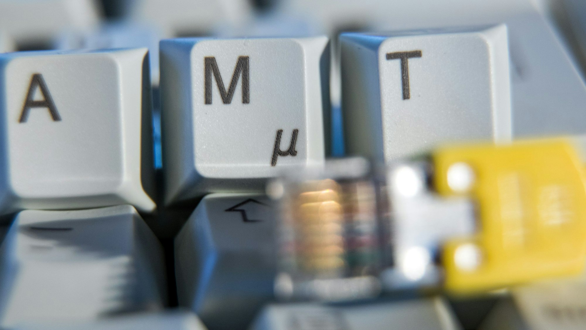 Zu sehen ist eine Fotomontage mit Buchstaben einer Computertastatur.