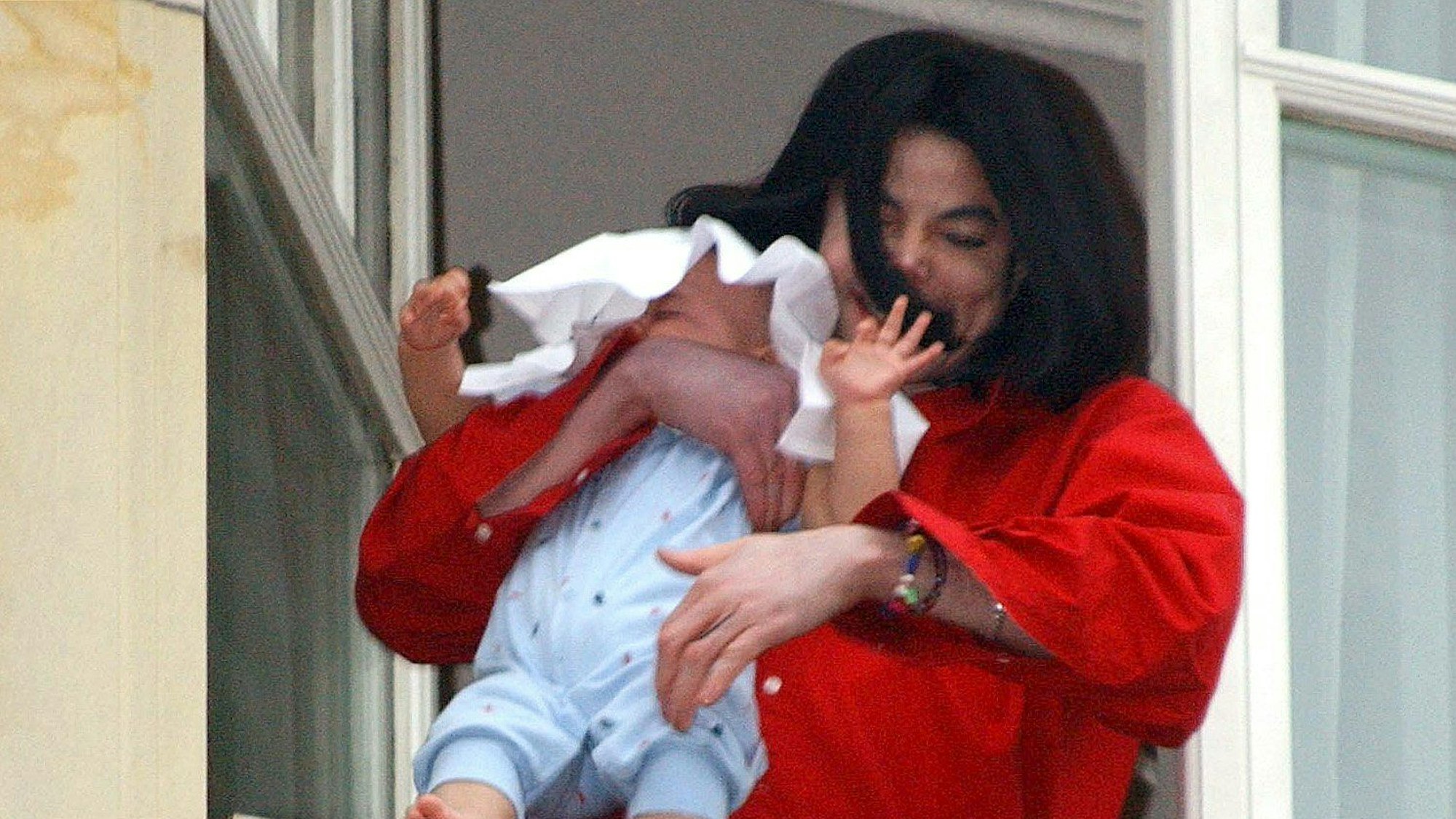 Michael Jackson, US-Sänger, hält seinen Sohn Prince Michael II aus dem Fenster seiner Suite im 5. Stock des Hotels Adlon, um ihn den Fans zu zeigen. Das Hotel wurde zu Kaiserzeiten 1907 eröffnet und im zweiten Weltkrieg fast vollständig zerstört. Vor 25 Jahren, am 23. August 1997, wurde es wiedereröffnet. (zu dpa-KORR: "Von der Queen bis zu den Stones - Hotel Adlon feiert Jubiläum") +++ dpa-Bildfunk +++