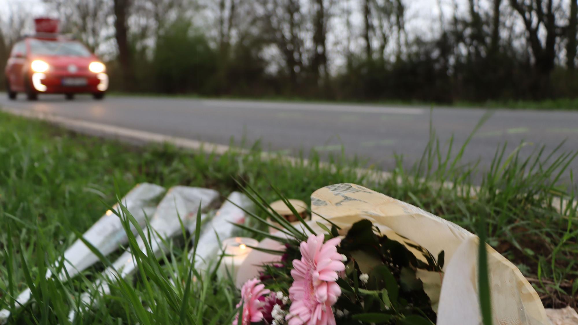 Das Bild zeigt Blumen an der Unfallstelle