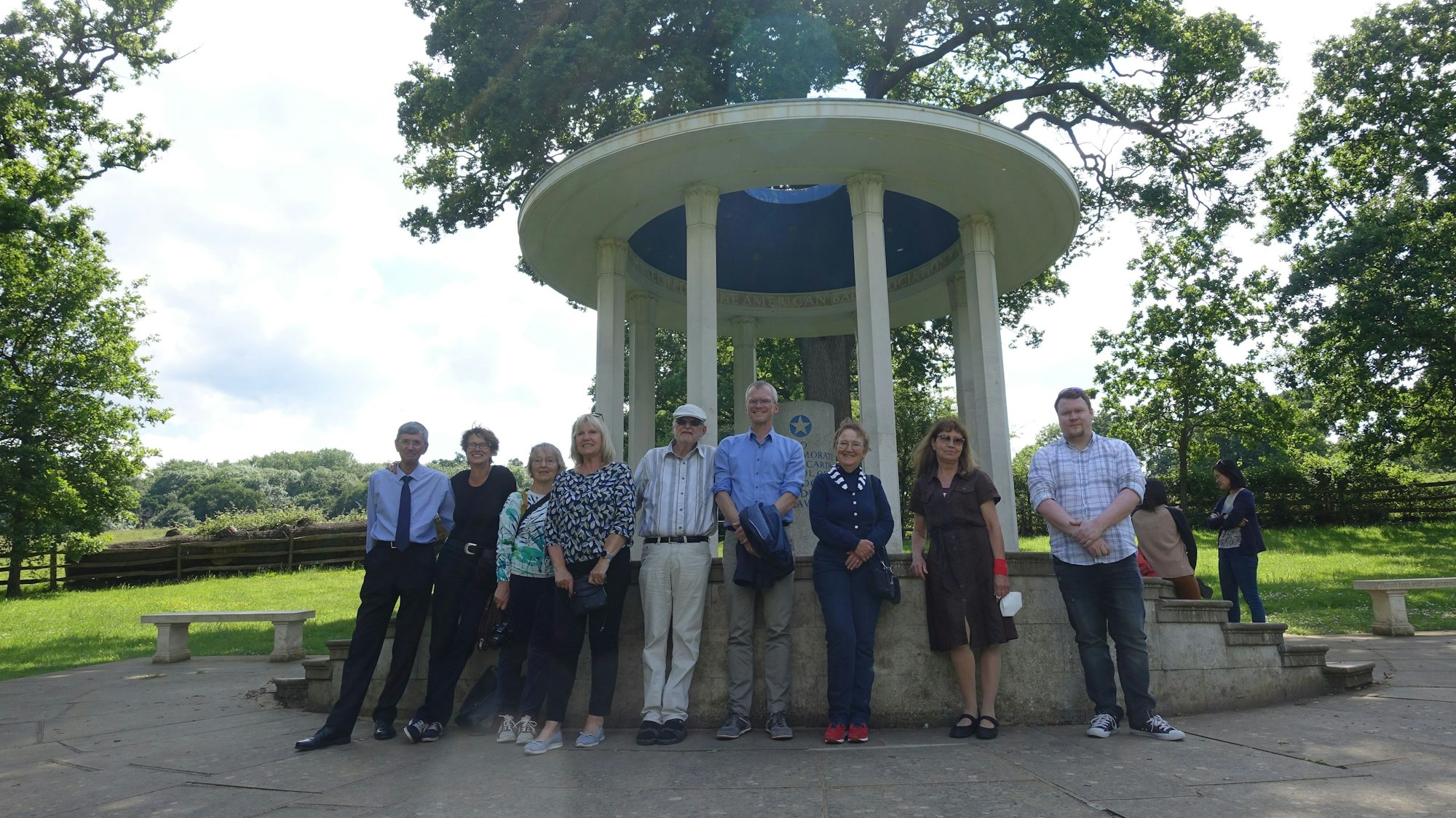 Bürgermeister Frank Stein war mit dabei in der Partnerstadt. Hier stehen die Beteiligten am Magna-Carta-Memorial. Foto: Angela Behrend