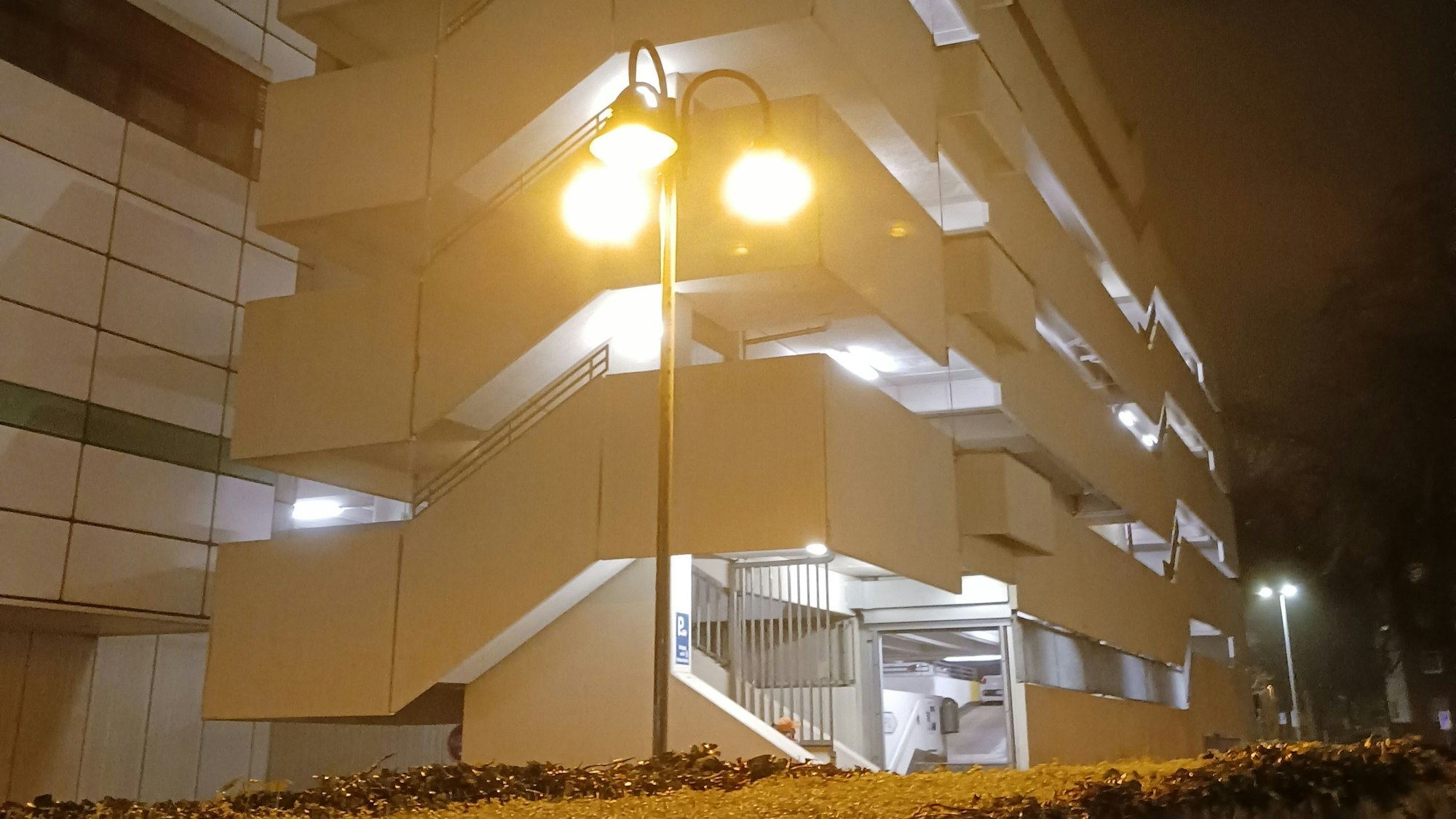 Das Parhaus des Galeria Kaufhof an der Siegburger Kaiserstraße im Dunkeln.