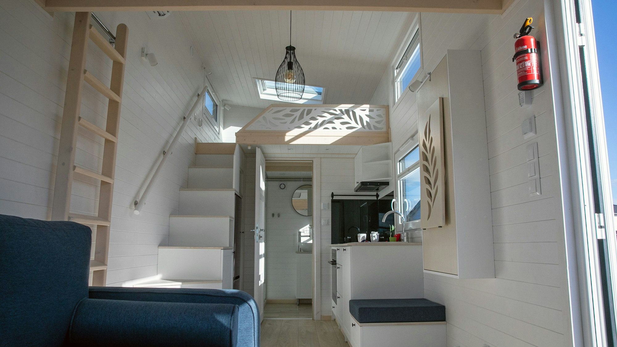 Innenansicht eines kleinen Tiny Houses, in das noch vor Ostern die ersten Bewohner einziehen sollen.  Foto: Volker Jost