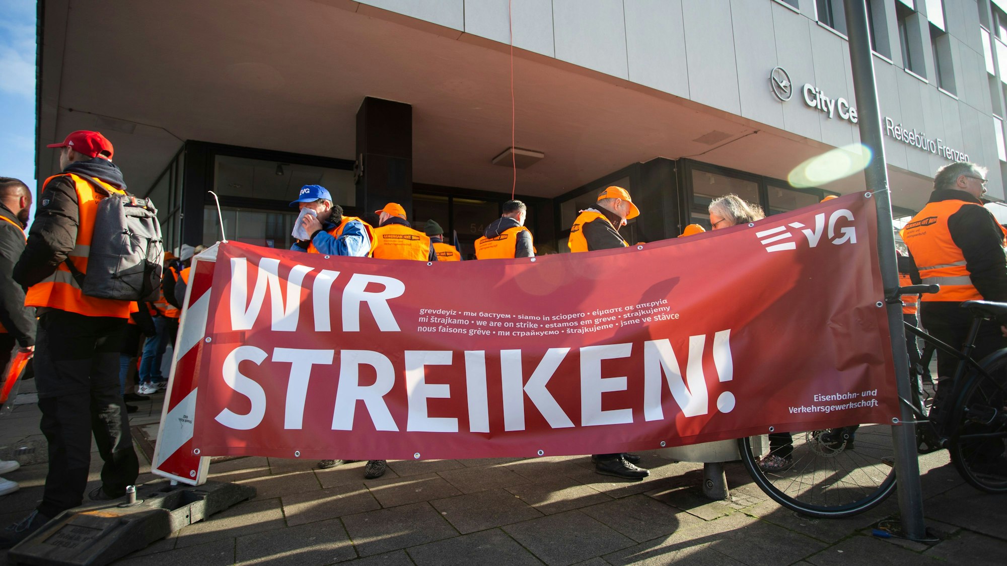 Warnstreik am Breslauer Platz in Köln