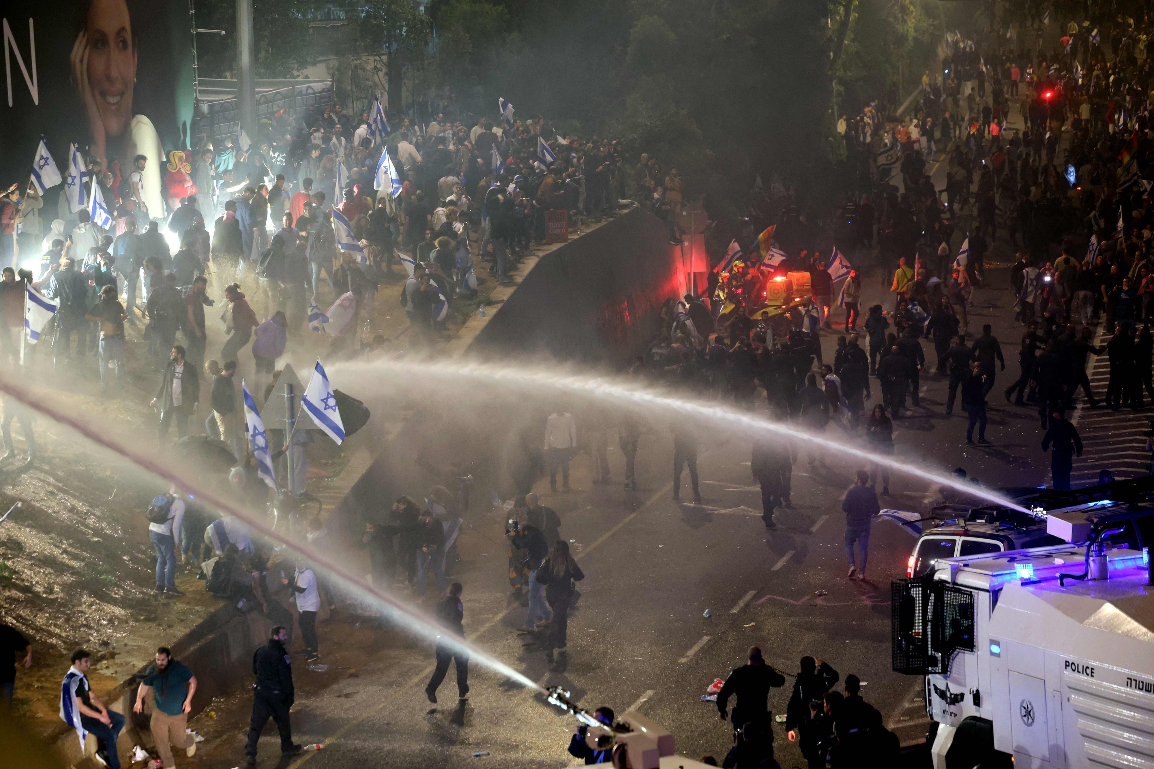 Israel: Die Polizei setzt Wasserwerfer gegen Demonstrierende ein.