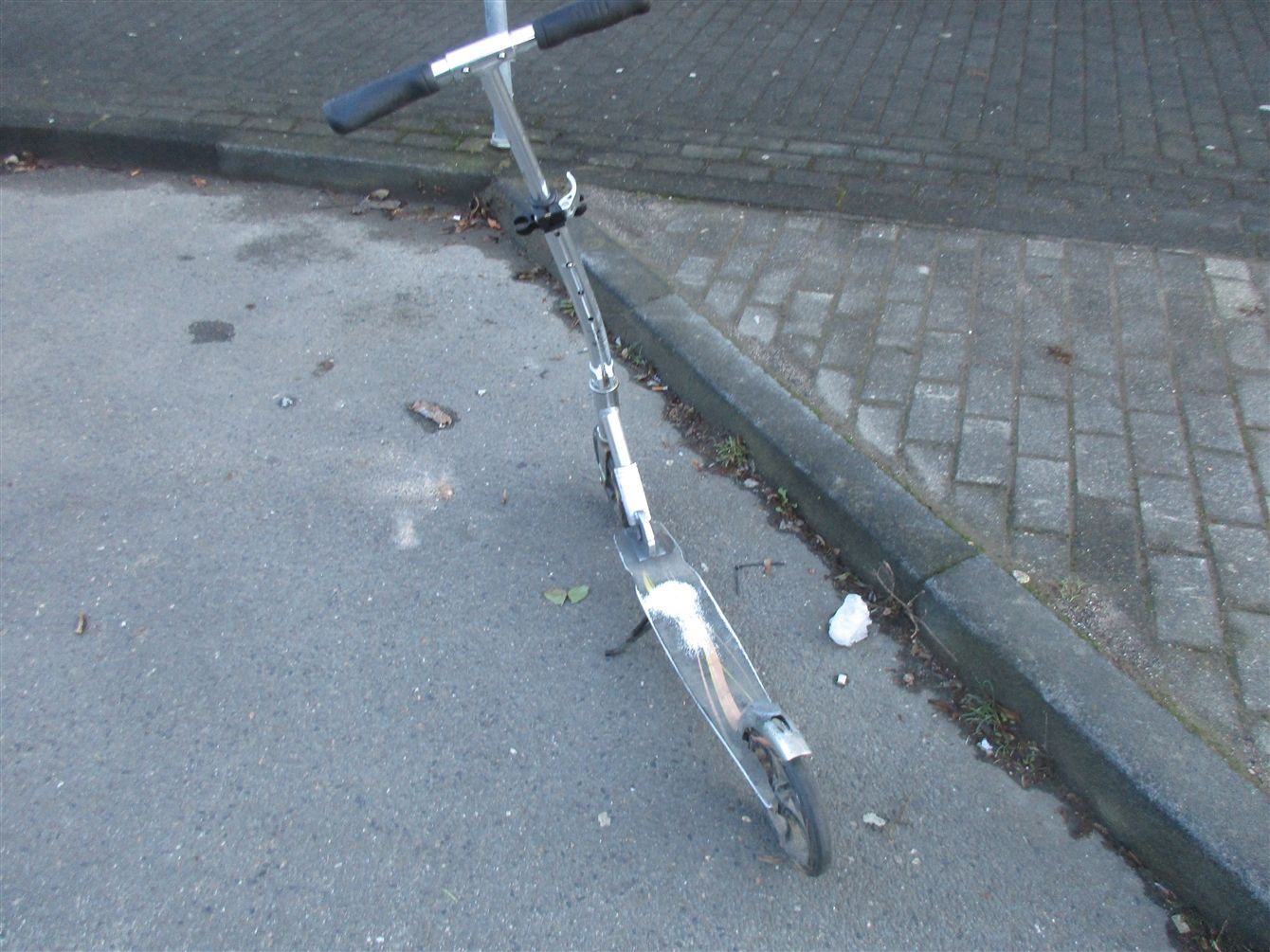 Das Foto zeigt einen Tretroller.